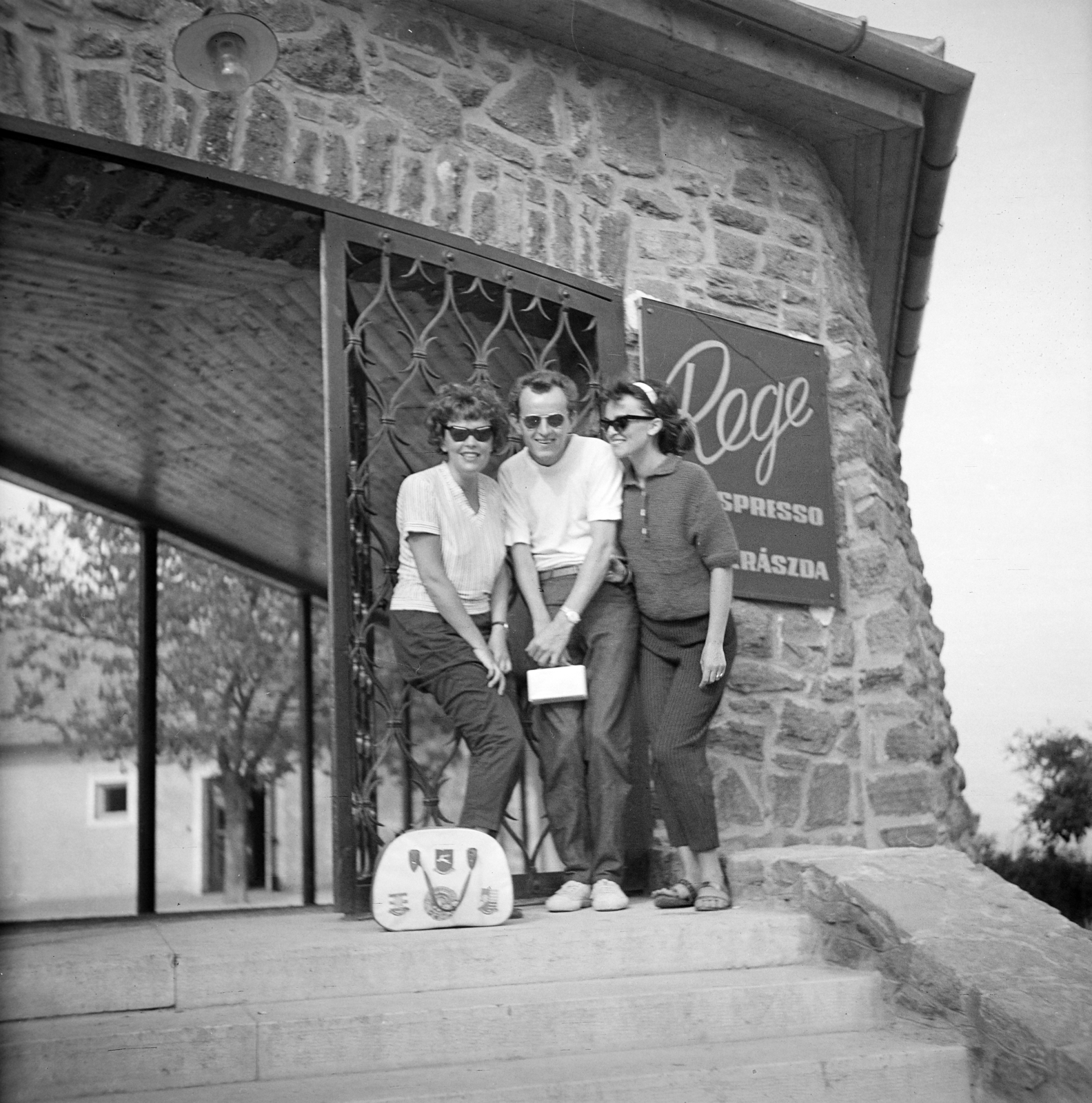 Magyarország,Balaton, Tihany, Kossuth Lajos utca, a felvétel a Rege Cukrászda terasza és a Rege udvar közötti kapunál készült., 1962, Ladinek Viktor, Fortepan #269780