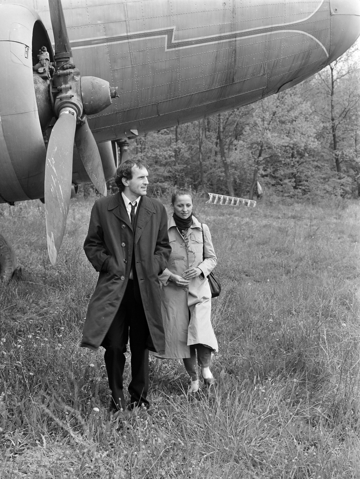 Magyarország, Budaörs, lőtér, A felvétel a W című kisjátékfilm (munkacíme "Egy ember") forgatásakor készült. A Magyar Néphadsereg kiselejtezett, MALÉV színekre festett Li-2T típusú repülőgépe előtt a film szereplői Nagy József és Varjú Olga., 1982, Ladinek Viktor, repülőgép, Liszunov-márka, Liszunov Li-2, Fortepan #269784