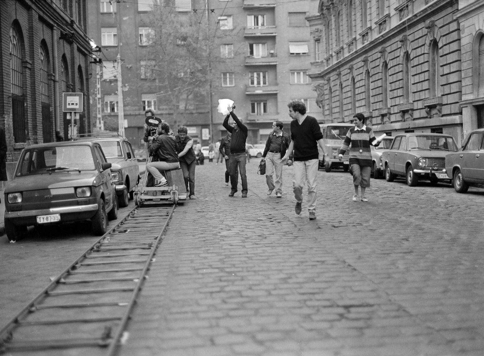 Hungary, Budapest VII., Bethlen Gábor utca, a felvétel a W című kisjátékfilm (munkacíme "Egy ember") forgatásakor készült, a kamera mögött Halász Gábor operatőr., 1982, Ladinek Viktor, number plate, Budapest, filming, camera track, camera dolly, movie camera, Fortepan #269790