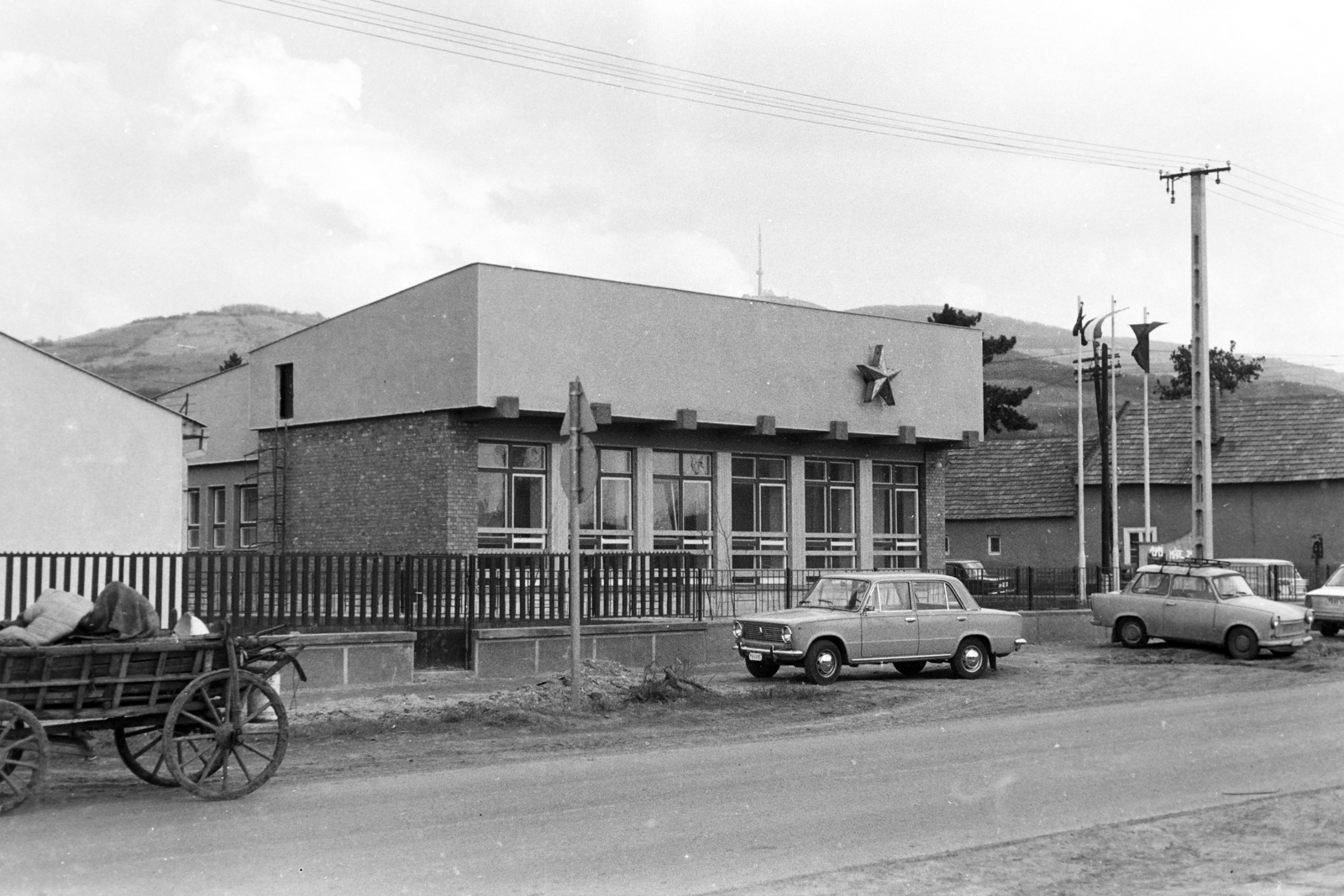 Magyarország, Tarcal, Fő utca 66., Pártház, később takarékszövetkezet a Rákóczi utca sarkán., 1974, Leskó Imre, pártház, Fortepan #269807