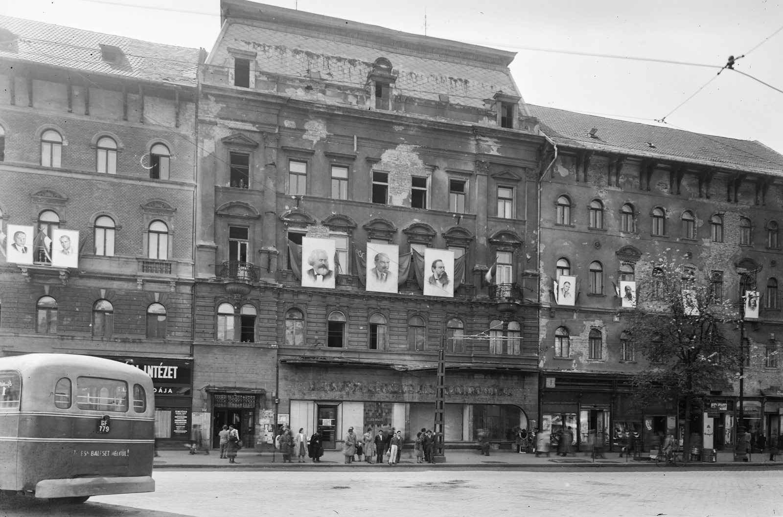 Hungary, Budapest VIII., Baross tér 1. - 3., a Rákóczi utat a Fiumei úttal összekötő háztömb., 1957, UVATERV, bus, sign-board, Hungarian brand, street view, Lenin-portrayal, Ikarus-brand, political decoration, number plate, Karl Marx-portrayal, Friedrich Engels-portrayal, Budapest, Fortepan #26981