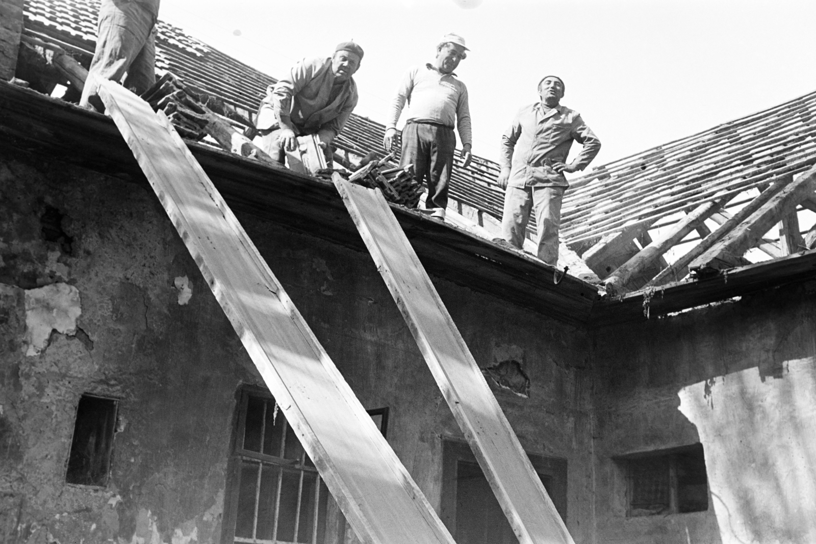 Hungary, Tarcal, 1974, Leskó Imre, roofer, roof, Fortepan #269813