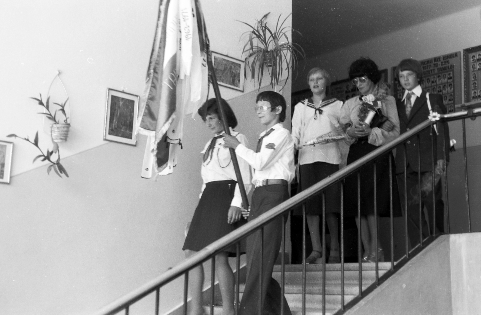 Hungary, Tarcal, Árpád utca 1., ballagás az általános iskolában., 1980, Leskó Imre, school, graduation, Fortepan #269820