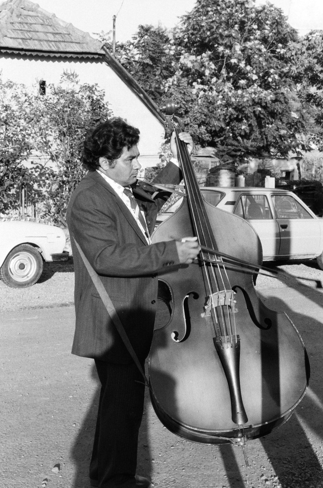 Hungary, Tarcal, tarcali zenész nagybőgővel., 1983, Leskó Imre, double bass, Gypsy music, musical instrument, Fortepan #269823