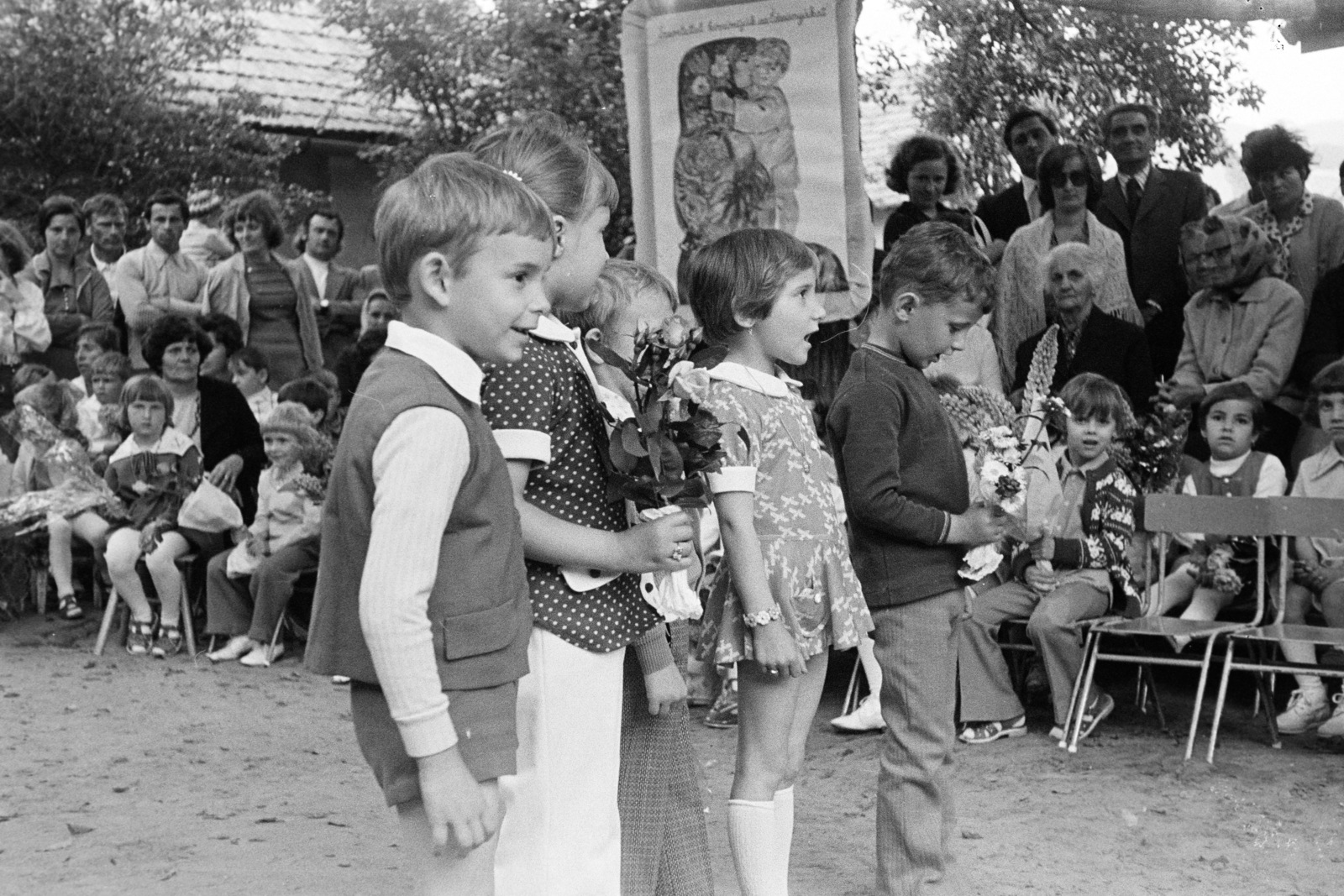 Magyarország, Tarcal, a felvétel az óvodások anyák napi műsorán készült., 1975, Leskó Imre, óvoda, ünnepség, virágcsokor, Fortepan #269844