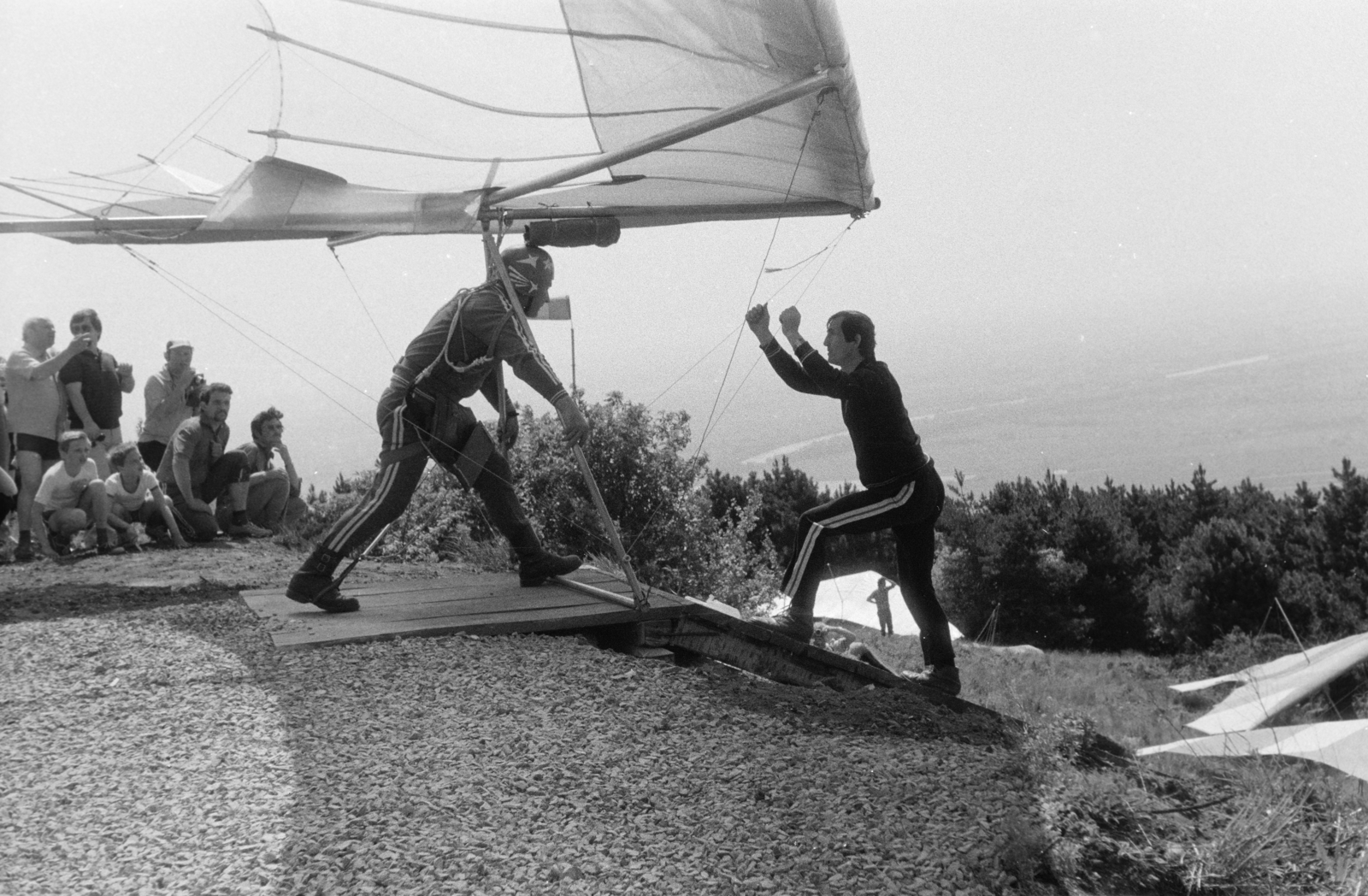 Hungary, Tarcal, Kopasz-hegy, startra váró sárkányrepülő., 1980, Leskó Imre, gaping, hang-glider, Best of, Fortepan #269852