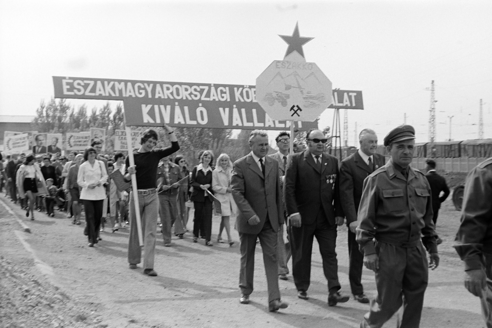 Hungary, Tarcal, a május 1-i felvonuláson résztvevő Északma­gyarországi Kőbánya Válla­lat dolgozói a vasútállomás közelében., 1975, Leskó Imre, banner, march, Fortepan #269858