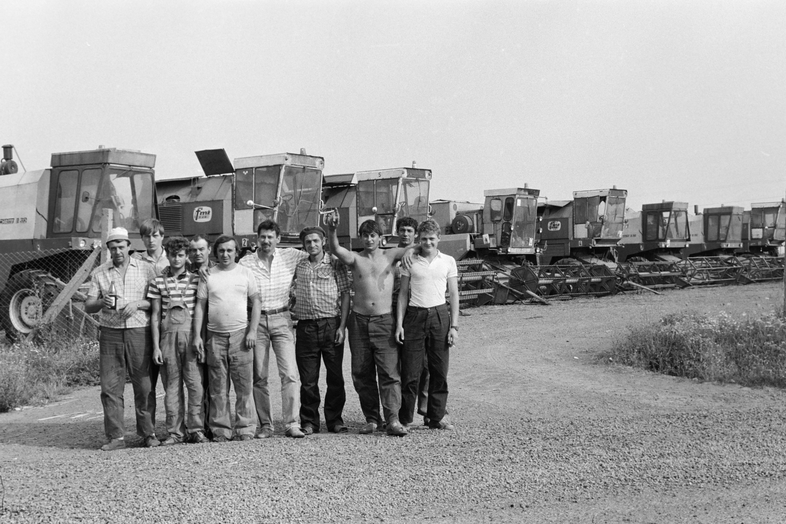 Hungary, Tarcal, munkások csoportképe, háttérben a termelőszövetkezet kombájnjai., 1978, Leskó Imre, farmers' cooperative, Best of, Fortepan #269871