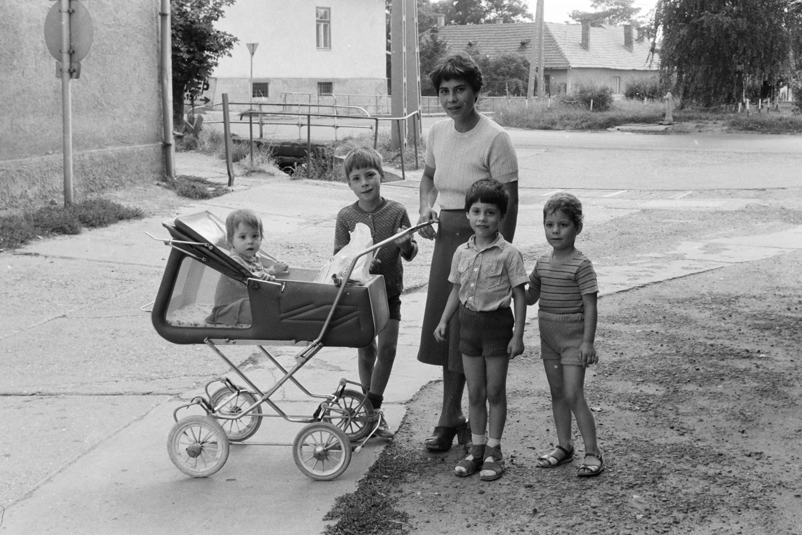 Magyarország, Tarcal, Rákóczi utca, háttérben a Fő utca túloldalán az Árpád utca torkolata., 1978, Leskó Imre, gyerekek, anya, babakocsi, Best of, Fortepan #269873