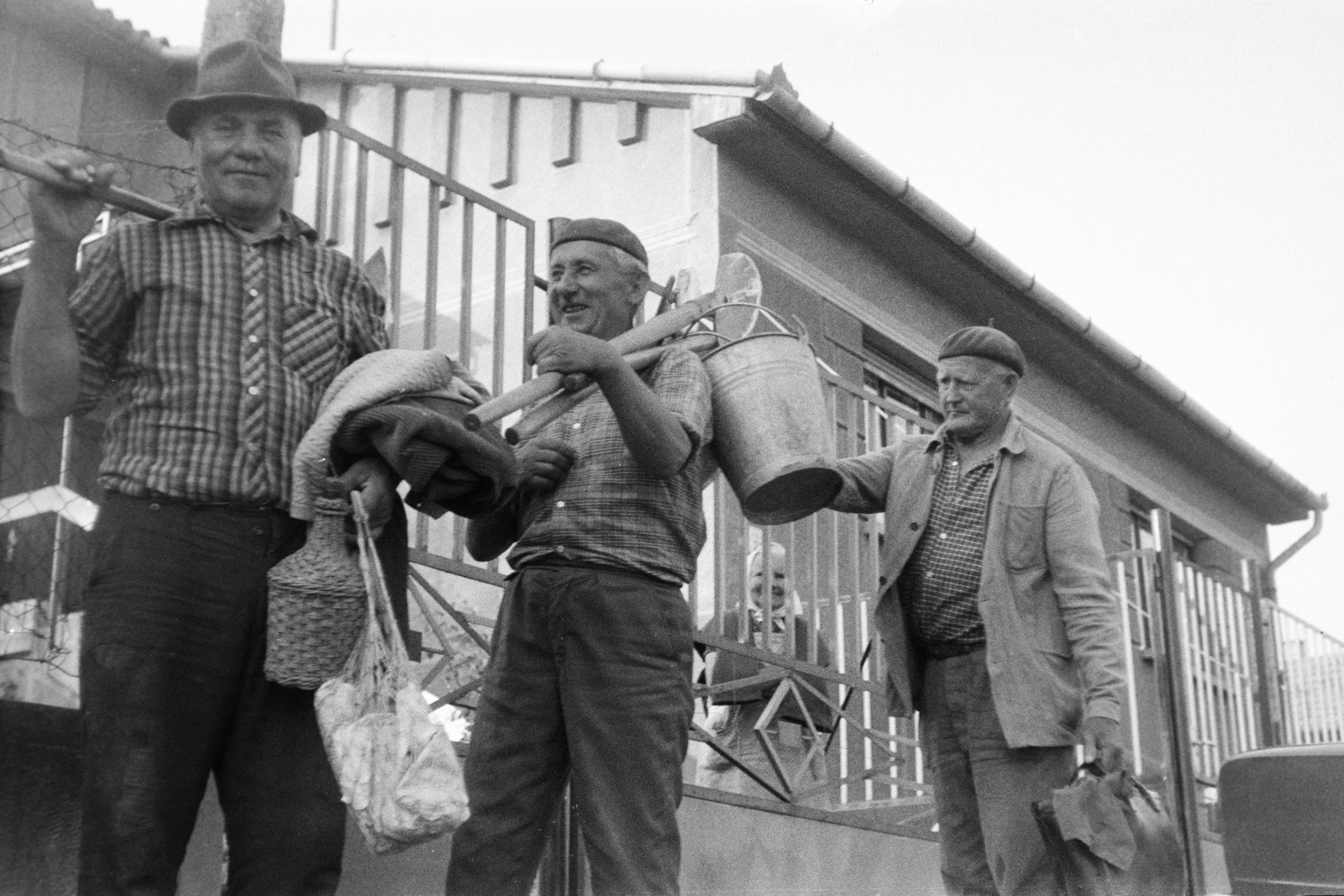 Hungary, Tarcal, Keresztúri út, a felvétel a 26-os számú ház előtt készült., 1976, Leskó Imre, three people, worker, carrying on the shoulder, bucket, Fortepan #269878