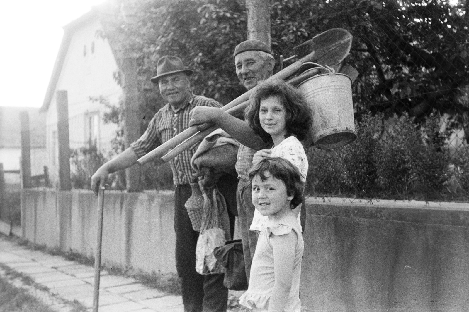 Magyarország, Tarcal, Keresztúri út, a felvétel a 26-os számú ház előtt készült., 1976, Leskó Imre, unoka, kertészkedés, demizson, ásó, nagyszülő, Fortepan #269879