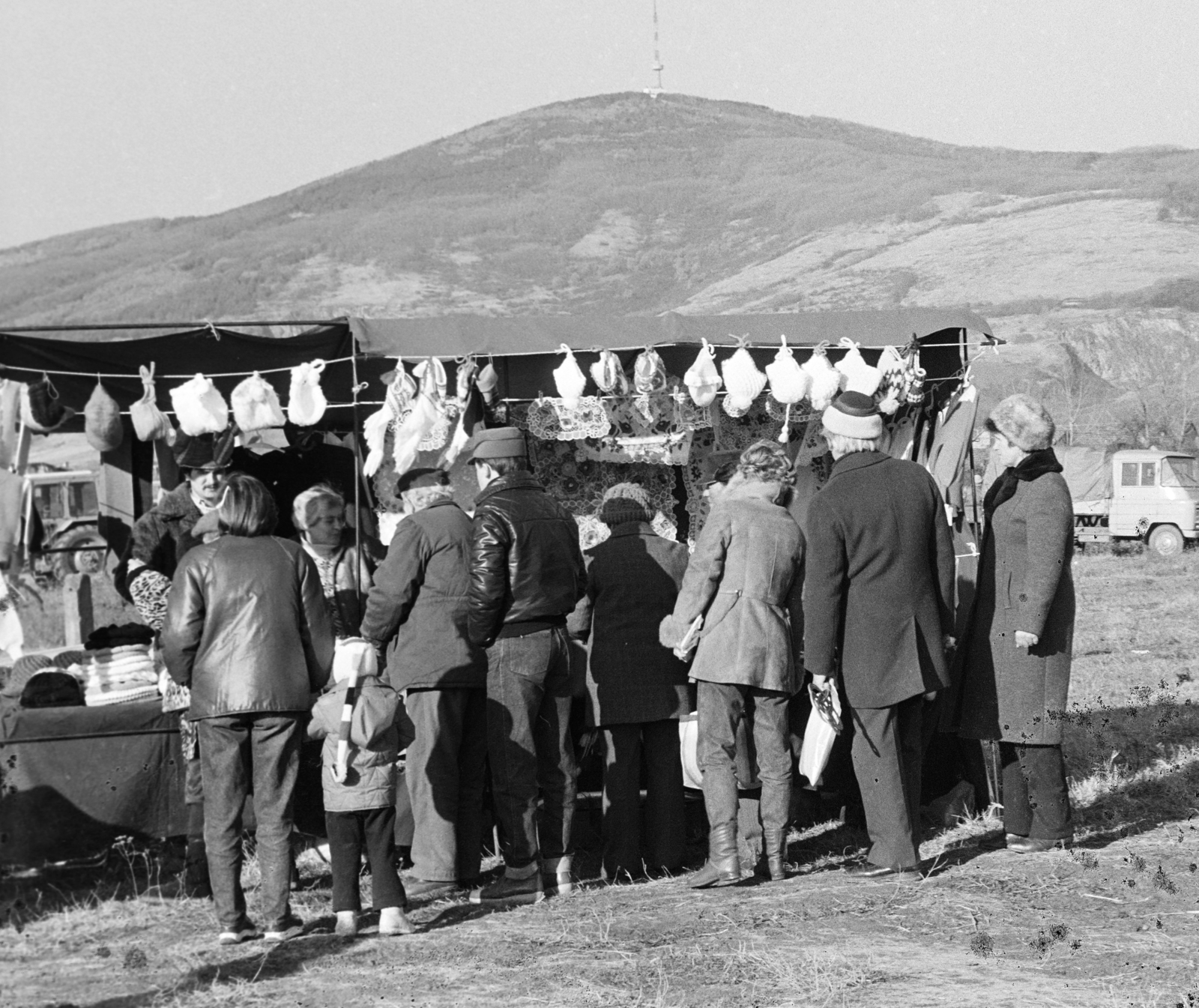 Hungary, Tarcal, vásár, háttérben a Kopasz-hegy és a TV adótorony., 1983, Leskó Imre, fair, Fortepan #269881