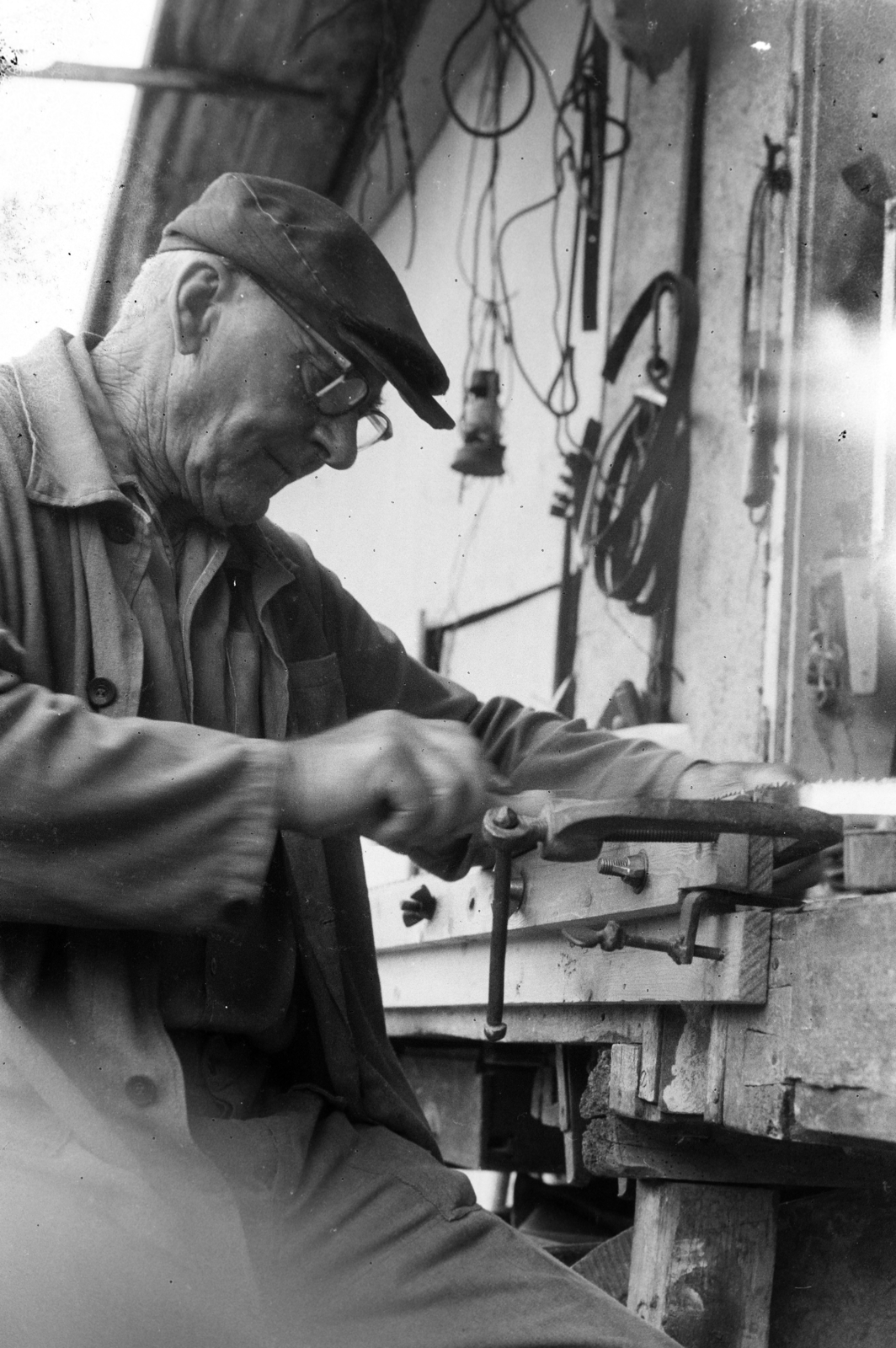Magyarország, Tarcal, szalagfűrészlapot élező idős ember portréja., 1978, Leskó Imre, kovácsműhely, cipész, Fortepan #269884