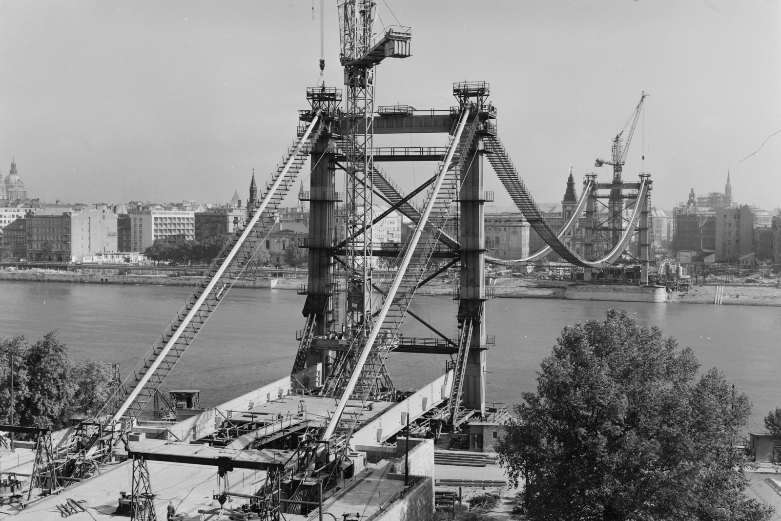 Hungary, Budapest, az épülő Erzsébet híd a Gellérthegyről nézve., 1963, UVATERV, bridge, construction, crane, picture, bridge building, Danube, Pál Sávoly-design, Fortepan #26989