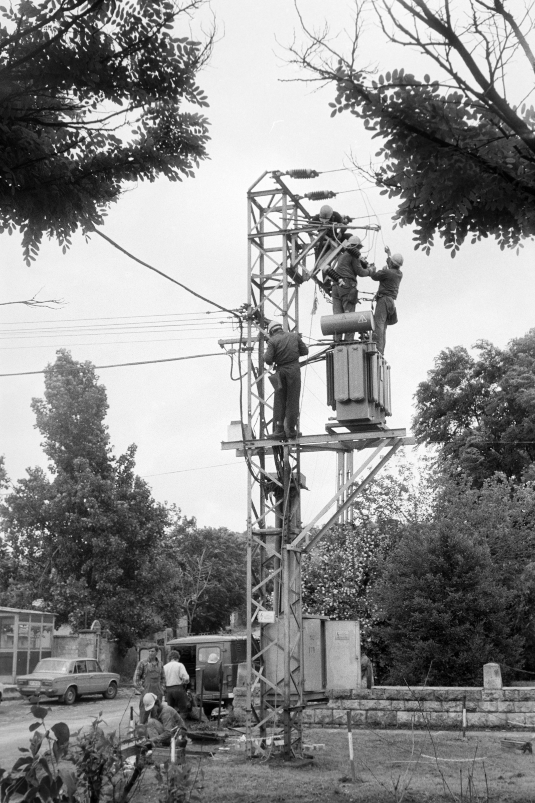 Hungary, Tarcal, Fő utca, transzformátor szerelése a Hősi emlékmű / Első és II. világháborús emlékmű mellett. Szemben a 71-es számú alatti Sebeő-kúria kapuja, ekkor bölcsőde., 1981, Leskó Imre, assembly, transformer, Fortepan #269899
