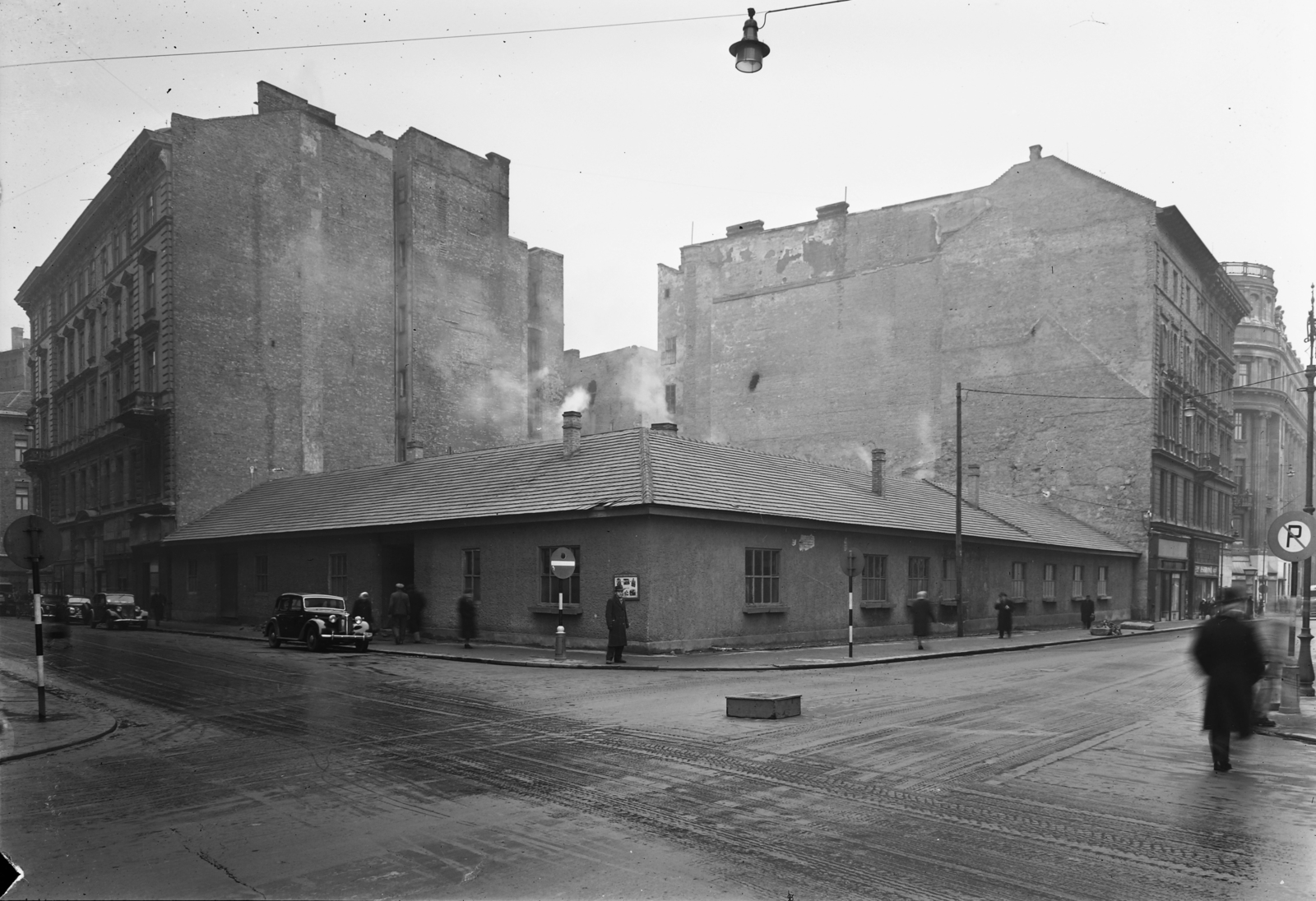 Magyarország, Budapest V., Bécsi utca - Deák Ferenc utca sarok. Jobbra a háttérben a Váci utca torkolata a Vörösmarty térnél., 1952, UVATERV, utcakép, tűzfal, automobil, Skoda 1101/1102 Tudor, rendszám, Budapest, Fortepan #26990