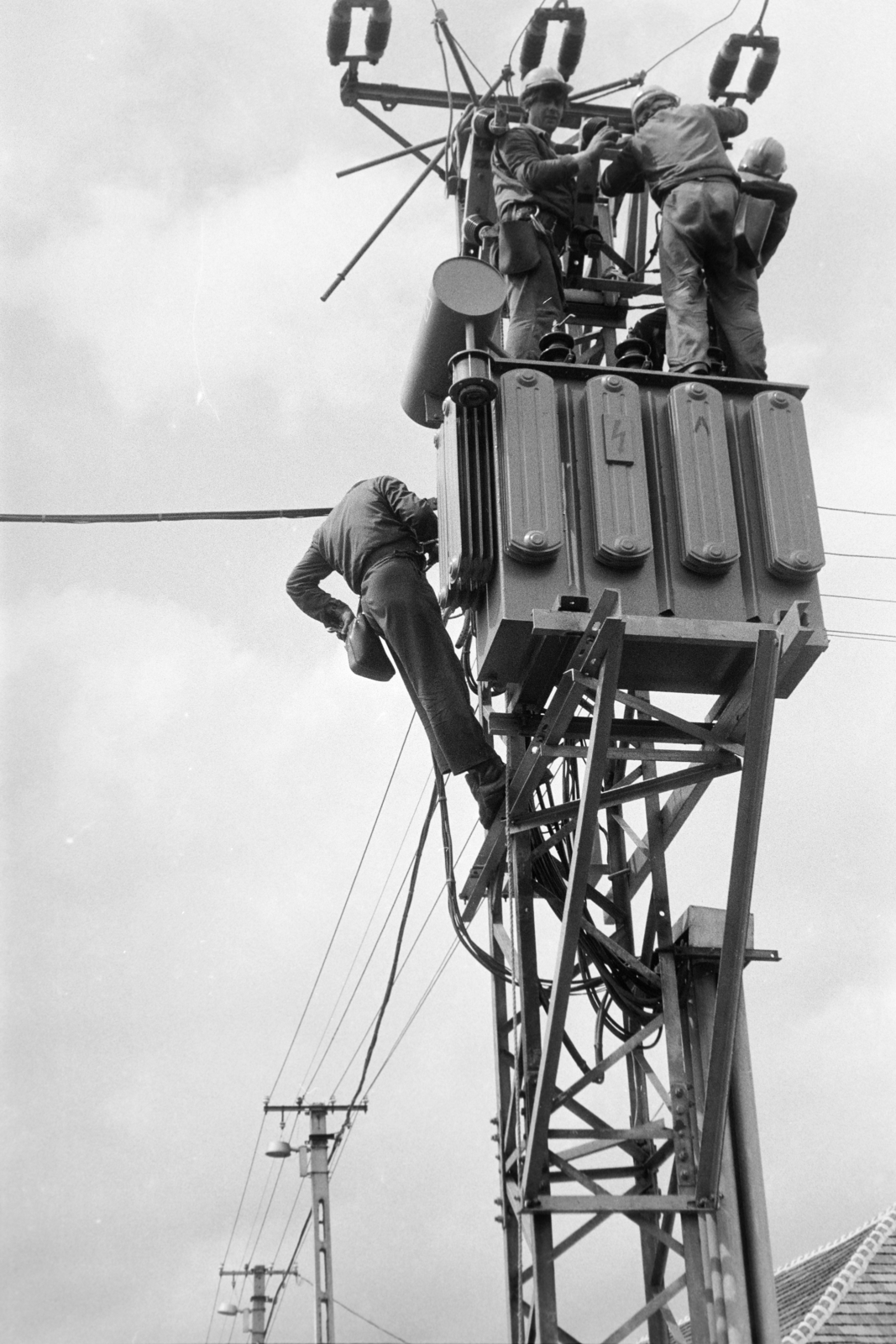 Hungary, Tarcal, Fő utca, transzformátor szerelése az Első és II. világháborús emlékmű mellett., 1981, Leskó Imre, assembly, transformer, Fortepan #269900