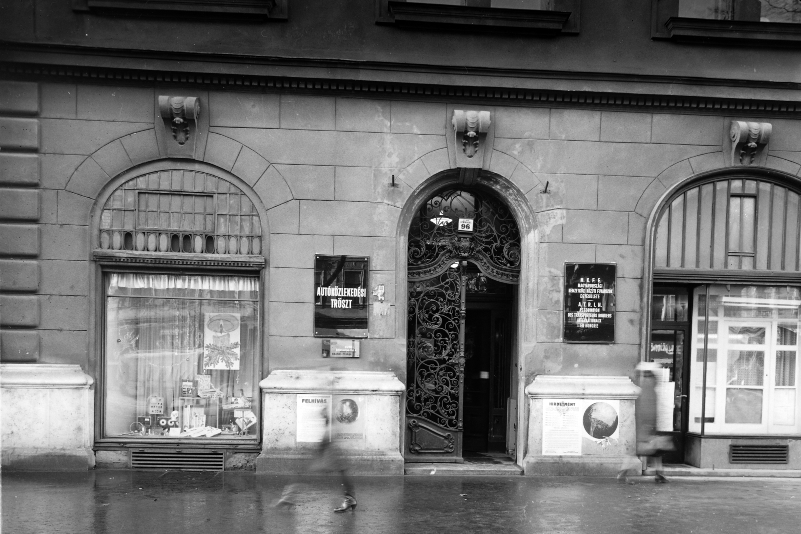 Hungary, Budapest VI., Teréz körút 38. (Lenin körút 96), 1968, UVATERV, Show window, sign-board, Budapest, Fortepan #26991