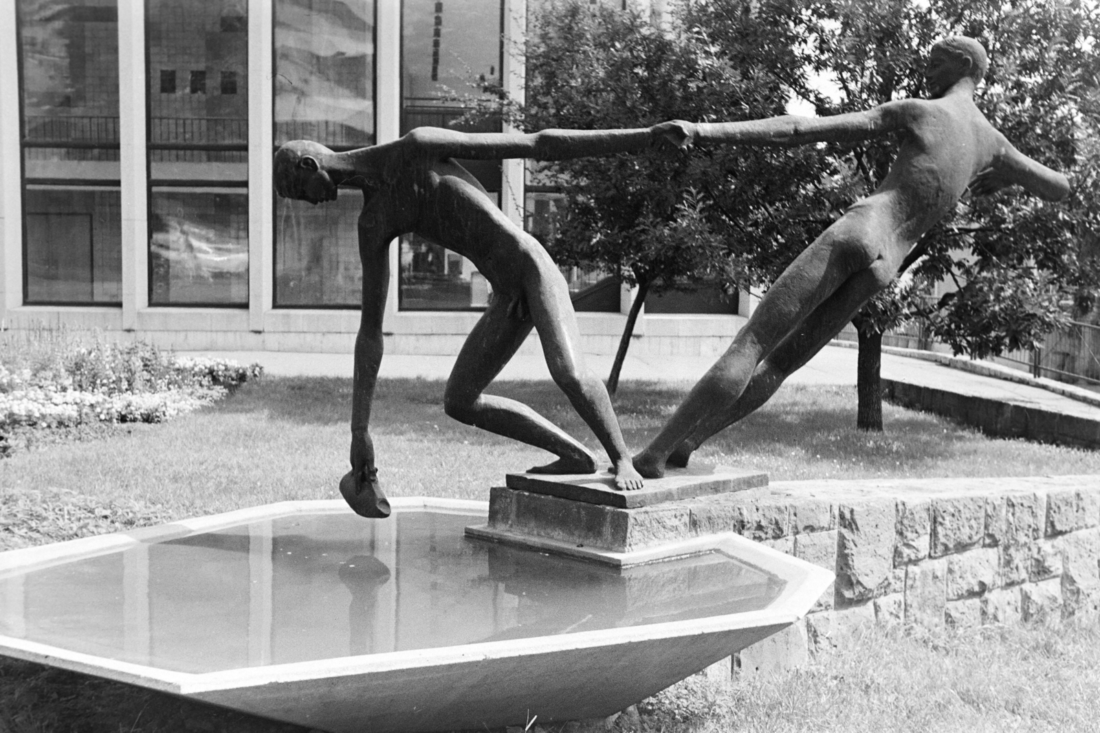 Magyarország, Miskolc, Görgey Artúr utca (Felszabadítók útja), Kiss Sándor szobrászművész alkotása a Vízmerítők (1961), mögötte a Rónai Sándor művelődési központ., 1979, Leskó Imre, szobor, medence, Fortepan #269918