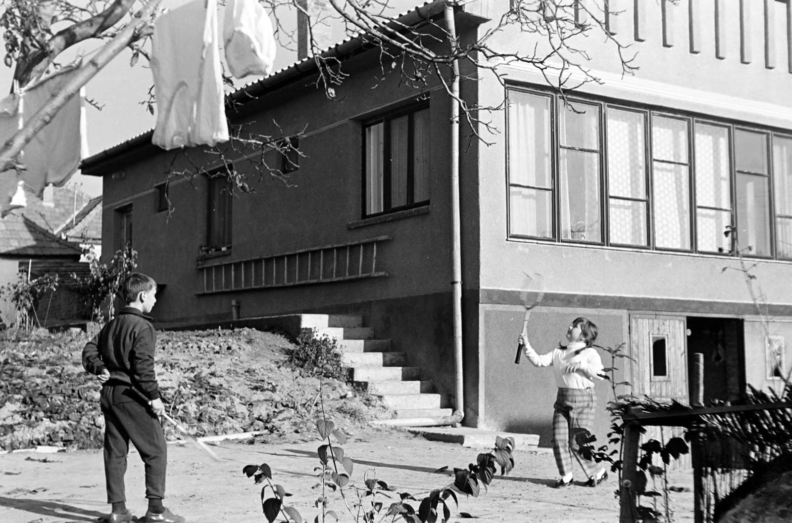 Hungary, Tarcal, Keresztúri út, a felvétel a 26-os számú ház előtt készült., 1972, Leskó Imre, house, modern architecture, kids, badminton, Fortepan #269919