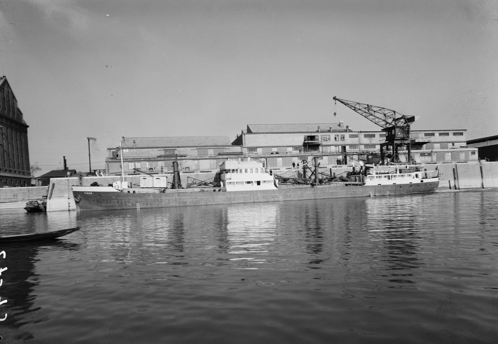 Hungary, Csepeli Szabadkikötő, Budapest XXI., I. medence, szemben a "Tisza" Duna-tengerjáró., 1955, UVATERV, ship, crane, Tisza-ship, Budapest, river, Fortepan #26992