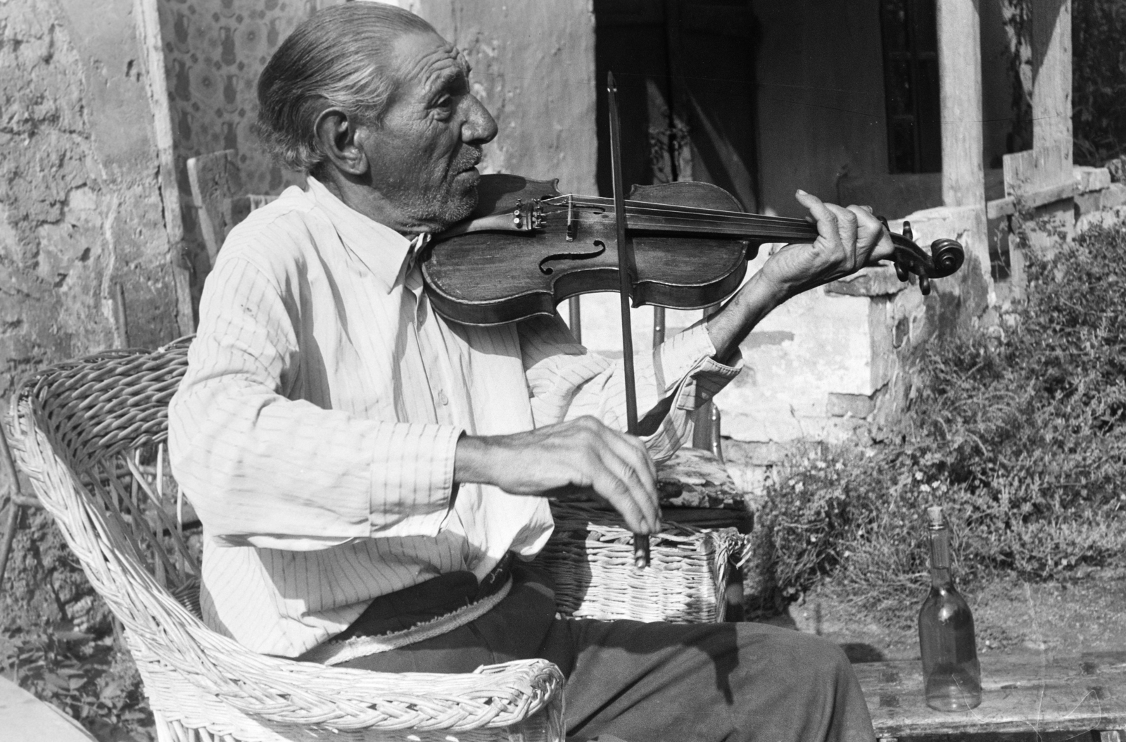 Hungary, Tarcal, Budai Dezső prímás., 1986, Leskó Imre, musical instrument, wicker chair, violin, Gypsy music, Best of, Fortepan #269925