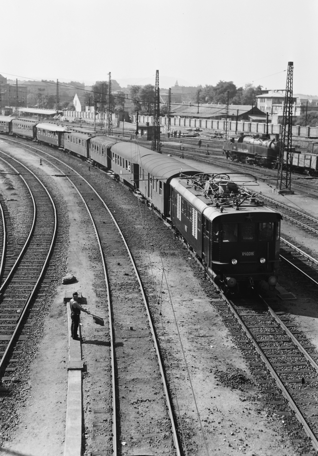 Hungary, Budapest VIII., Keleti pályaudvar a Kerepesi úti felüljáróról., 1951, UVATERV, steam locomotive, Hungarian Railways, railway, Hungarian brand, electric locomotive, MÁV V40 series, Budapest, Fortepan #26993