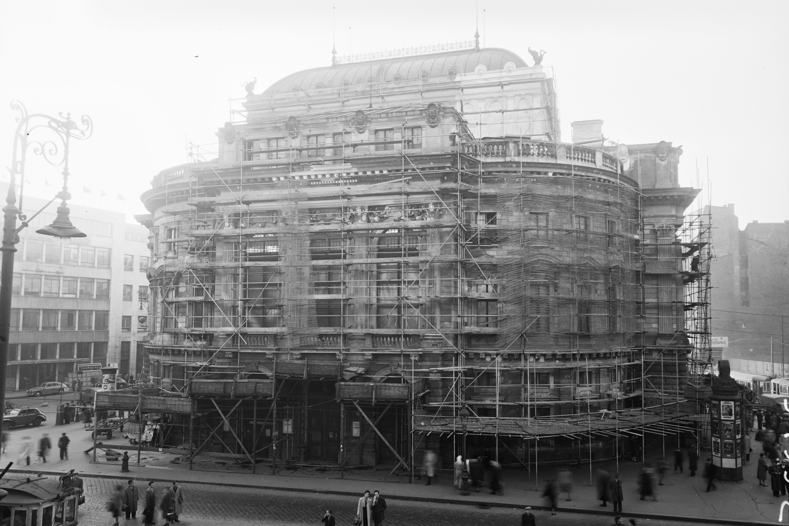 Hungary, Budapest VIII., Blaha Lujza tér, a Nemzeti Színház felújítás alatt., 1957, UVATERV, art of theater, national theater, construction, taxicab, Fellner and Helmer-design, lamp post, M20 Pobeda, untitled, eclectic architecture, Budapest, Fortepan #26994