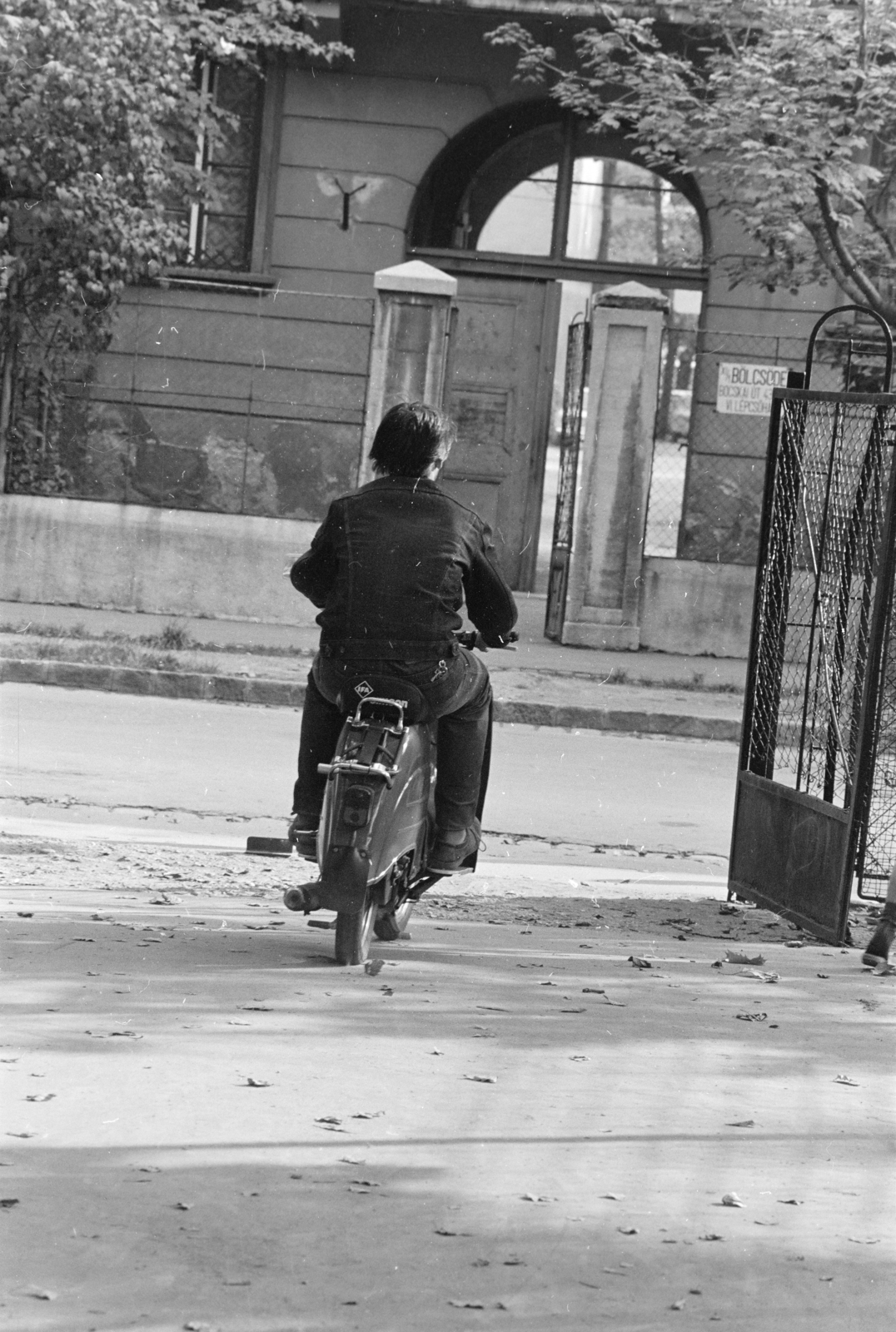 Hungary, Budapest XI., Diószegi út, a felvétel a játszótér kapujánál készüt. Az út túloldalán a Bocskai út–Dávid Ferenc utca–Diószegi út–Vincellér utca által határolt területen álló épülettömbökhöz, az 1927-ben épült bérlakásokhoz vezető kapu látható., 1984, Szalay Béla, Budapest, back, scooter, Fortepan #269941