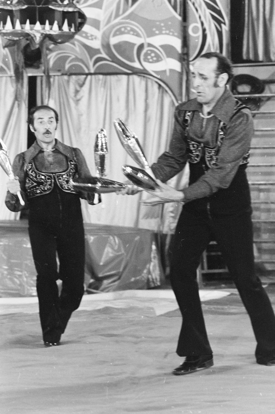 Magyarország, a Magyar Cirkusz és Varieté Vállalat utazó cirkusza, zsonglőrök., 1982, Szalay Béla, cirkusz, revü, zsonglőr, Fortepan #269948