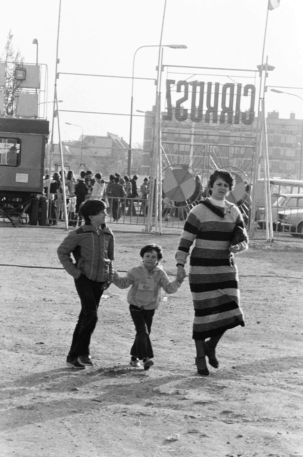 Magyarország, a felvétel a Magyar Cirkusz és Varieté Vállalat utazó cirkuszának fellépésekor készült, háttérben a cirkusz kapuja., 1982, Szalay Béla, csíkos ruha, cirkusz, Fortepan #269957