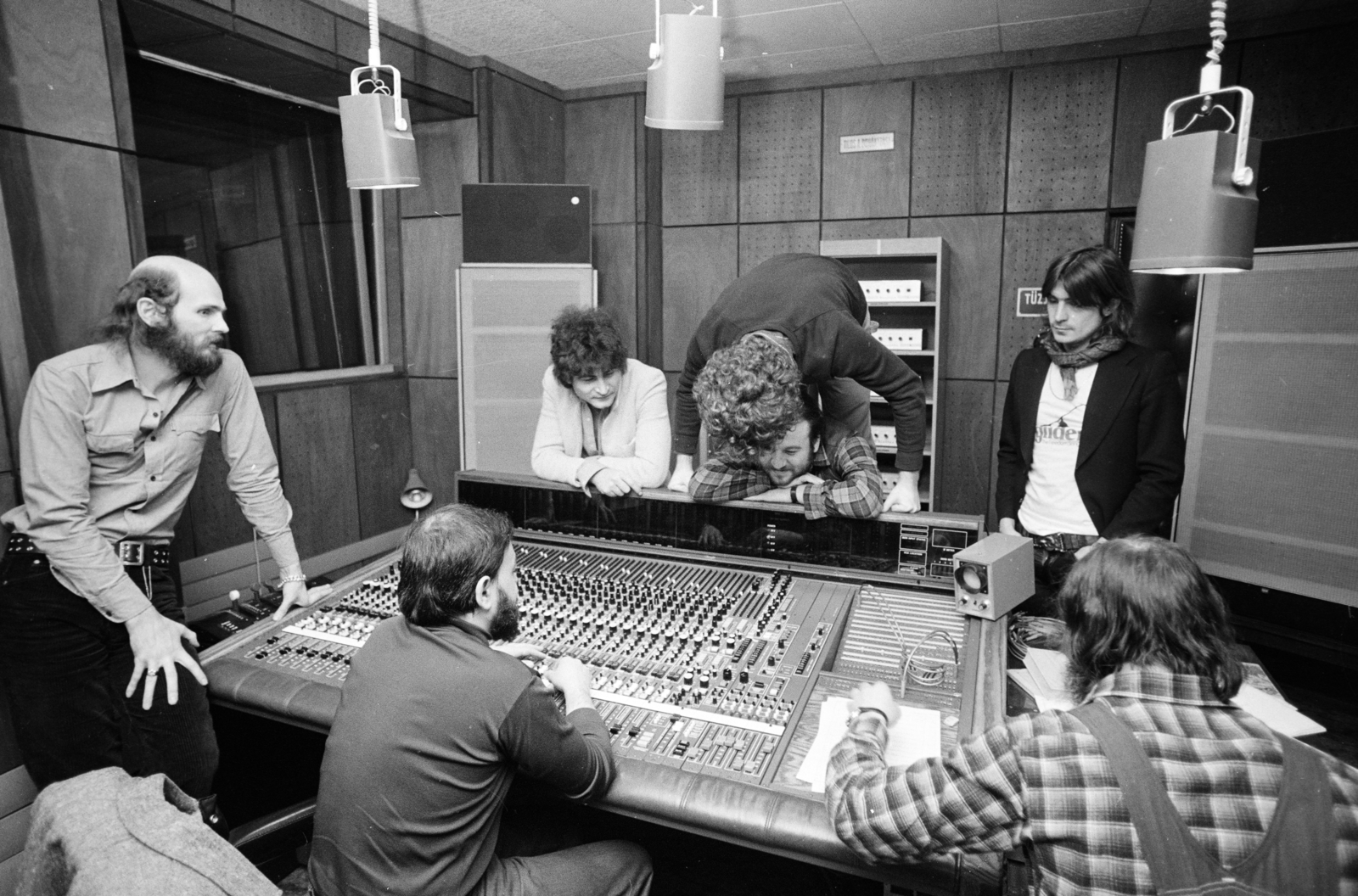 Magyarország, Budapest VII., Rottenbiller utca 47., a Magyar Hanglemezgyártó Vállalat stúdiója. A keverőpultjánál a Piramis együttes tagjai állnak, Som Lajos, Závodi János, Gallai Péter, Köves Miklós, Révész Sándor., 1978, Szalay Béla, műterem, keverőpult, Budapest, Fortepan #269964