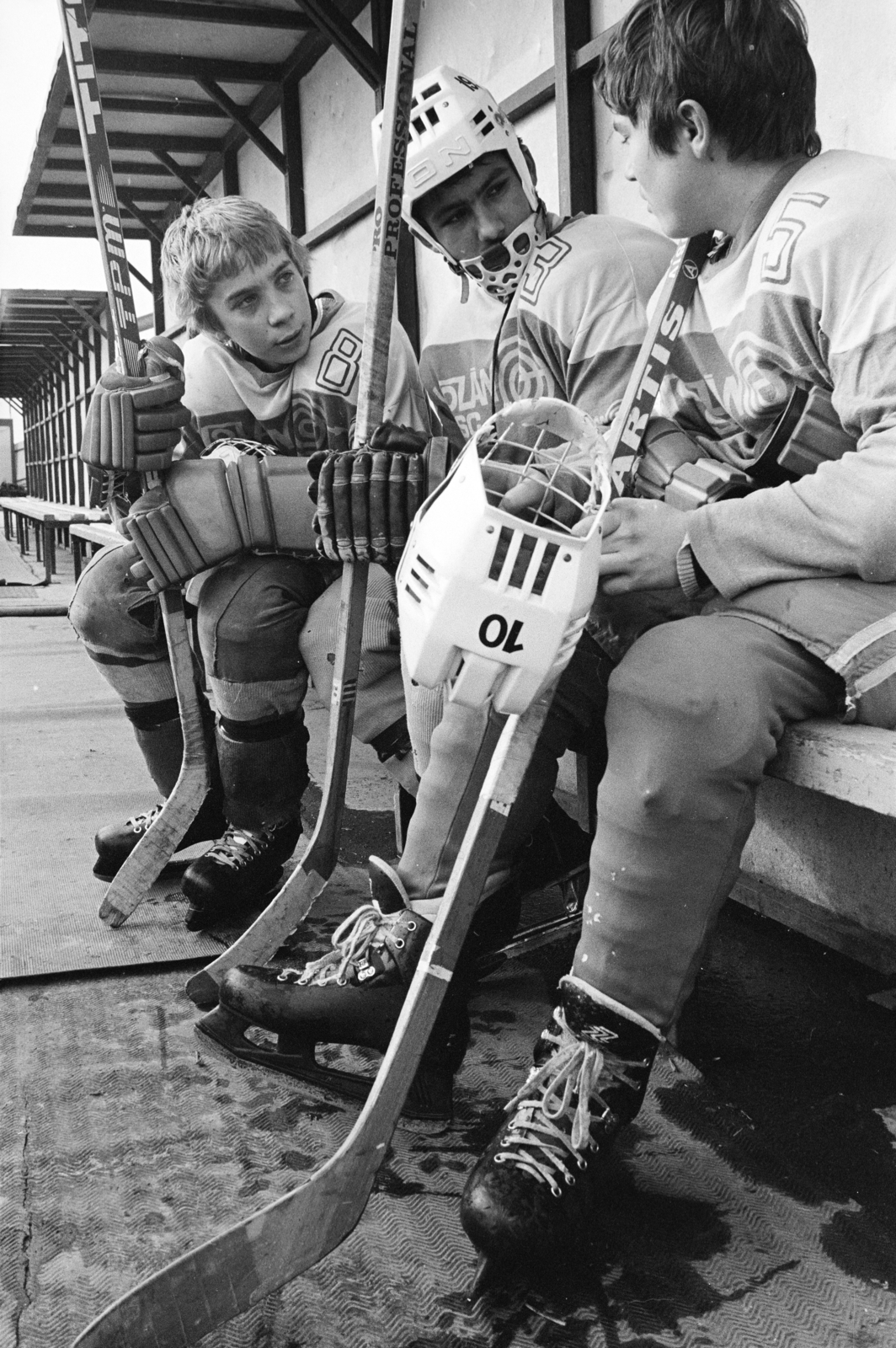 Hungary, Székesfehérvár, Raktár utca, a Volán SC jégkorongozói a műjégpályán., 1981, Szalay Béla, ice hockey, Fortepan #269969