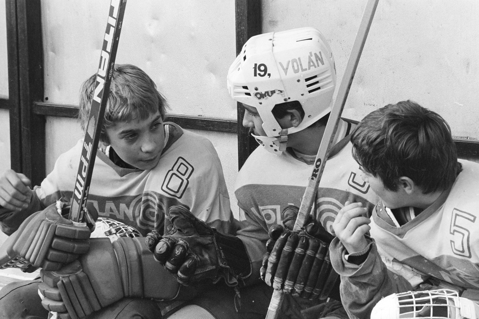 Hungary, Székesfehérvár, Raktár utca, a Volán SC jégkorongozói a műjégpályán., 1981, Szalay Béla, ice hockey, Fortepan #269970