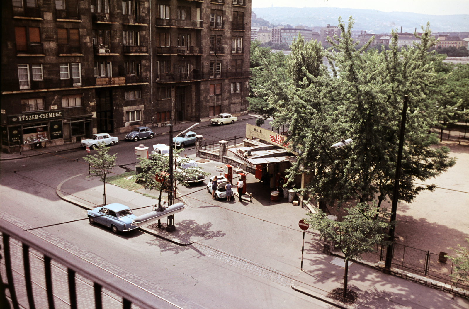 Hungary, Budapest V., üzemanyagtöltő állomás a Markó utca - Balassi Bálint utca sarkán, a mai Olimpia park területén., 1969, Szilvási hagyaték, Budapest, colorful, Közért Company, gas station, Fortepan #270002