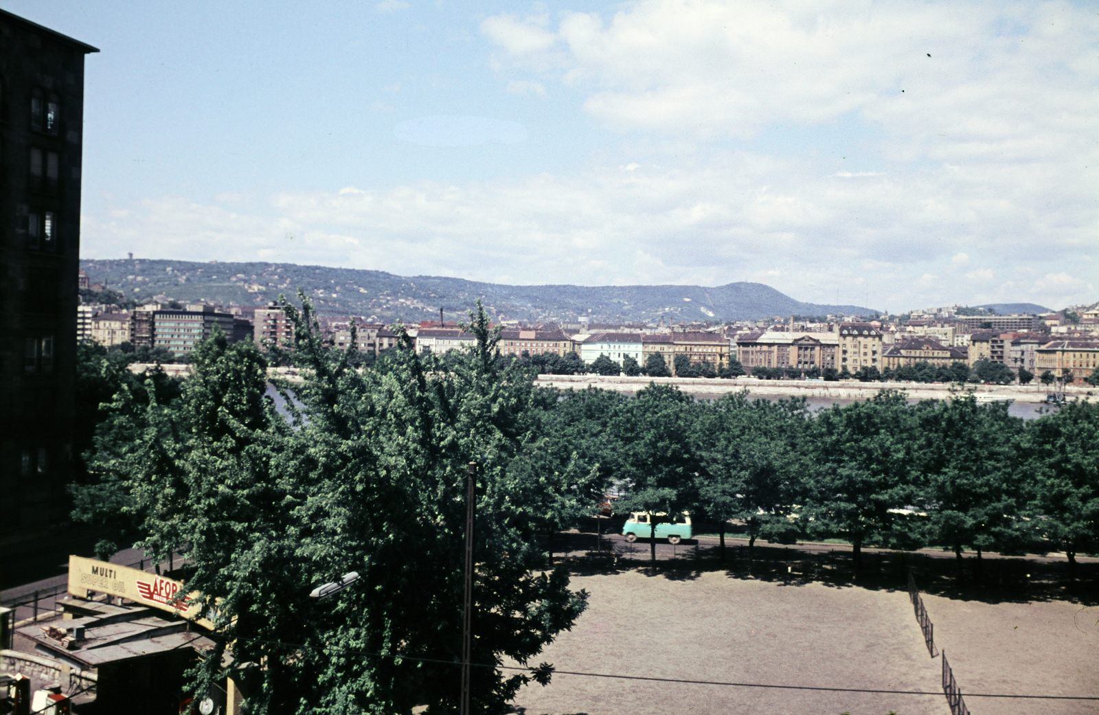 Hungary, Budapest V., a mai Olimpia park területe, a Széchenyi rakpart és a budai Duna-part a Balassi Bálint utca 9-11-ből nézve. Balra a Markó utca melletti ház látható., 1961, Szilvási hagyaték, Budapest, colorful, Fortepan #270004