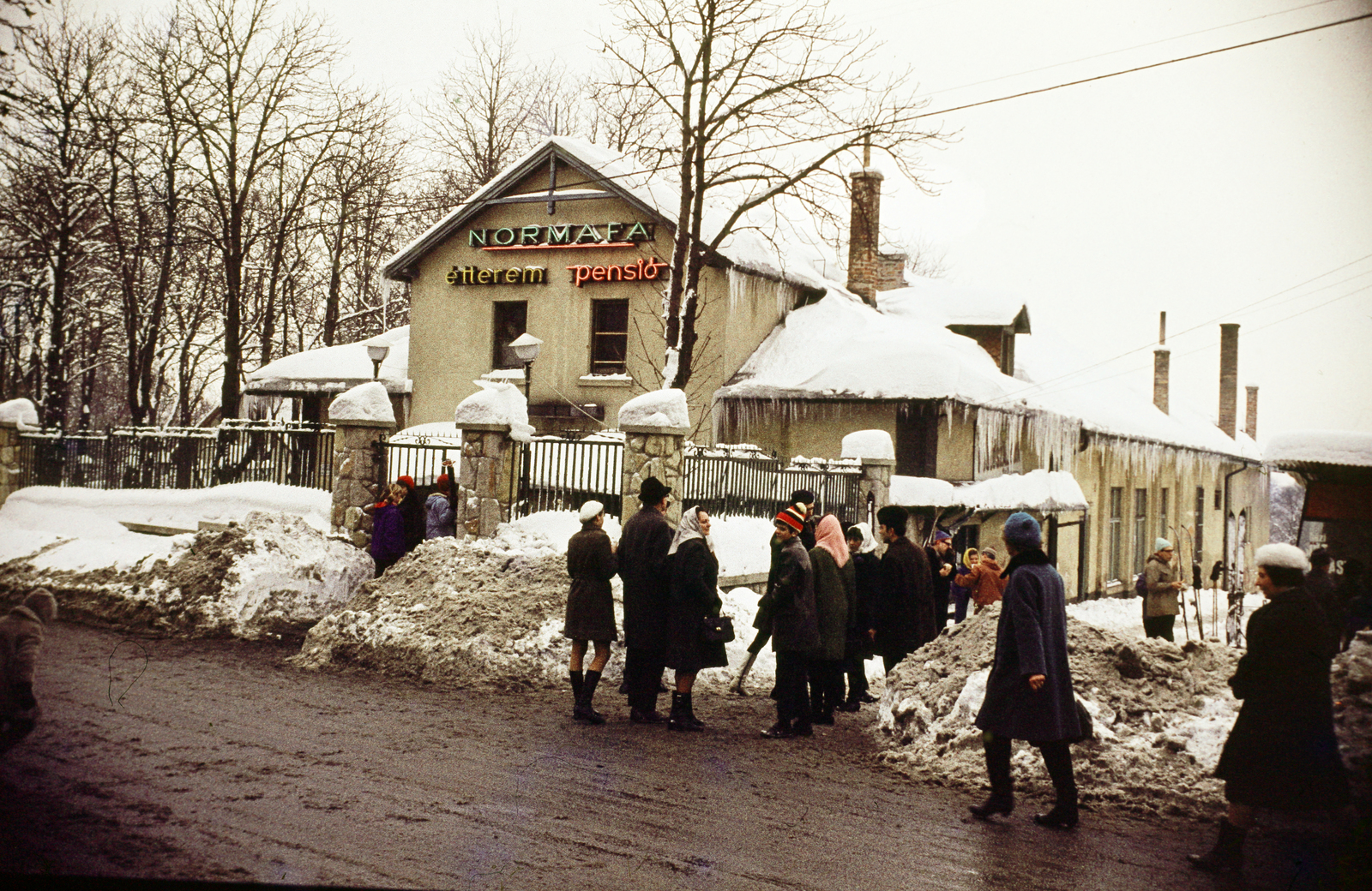 Hungary, Budapest XII., Eötvös út a Normafa síház előtt, szemben a Normafa étterem és panzió épülete., 1967, Szilvási hagyaték, Budapest, colorful, Fortepan #270010