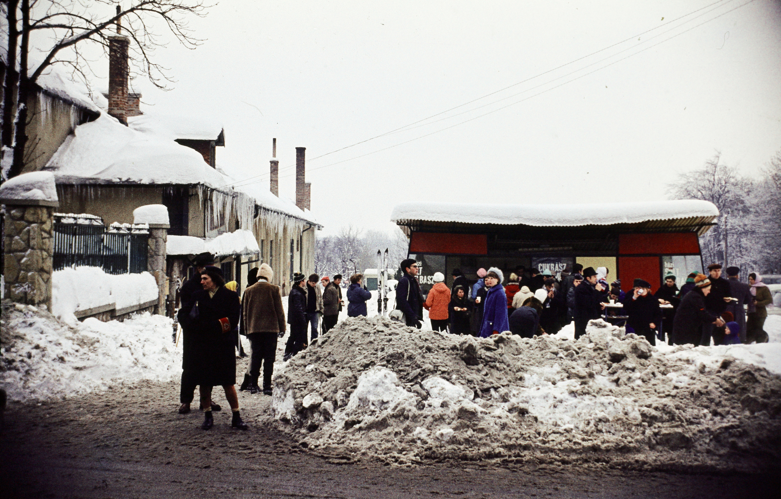 Hungary, Budapest XII., Eötvös út a Normafa síház előtt, büfé a Konkoly Thege Miklós út melletti parkos területen (később parkoló lett). Balra a Normafa étterem és panzió épülete., 1967, Szilvási hagyaték, Budapest, colorful, Fortepan #270015