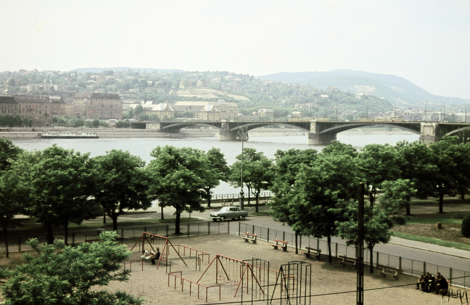 Hungary, Budapest V., a mai Olimpia park területe, a Széchenyi rakpart a Balassi Bálint utca 9-11-ből nézve. Szemben a Margit híd és a Rózsadomb., 1967, Szilvási hagyaték, playground, Budapest, colorful, Fortepan #270016