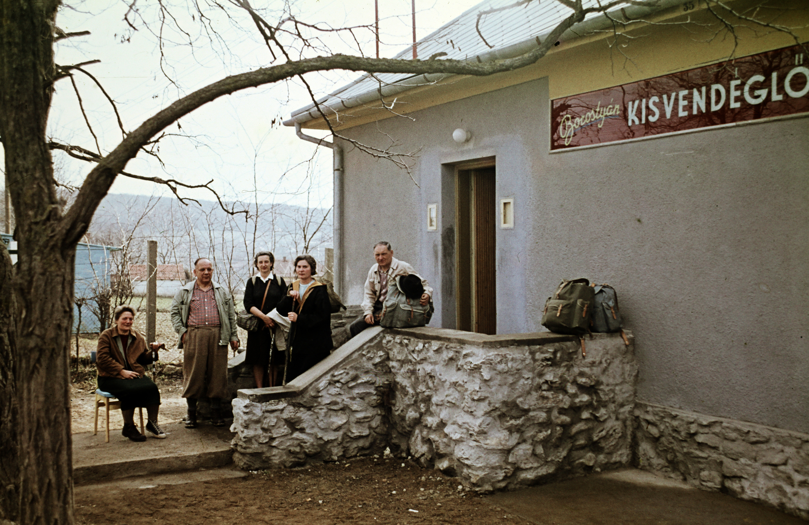 Magyarország, Bükkszentkereszt, Borostyán kisvendéglő., 1965, Szilvási hagyaték, színes, hátizsák, vendéglő, Fortepan #270017