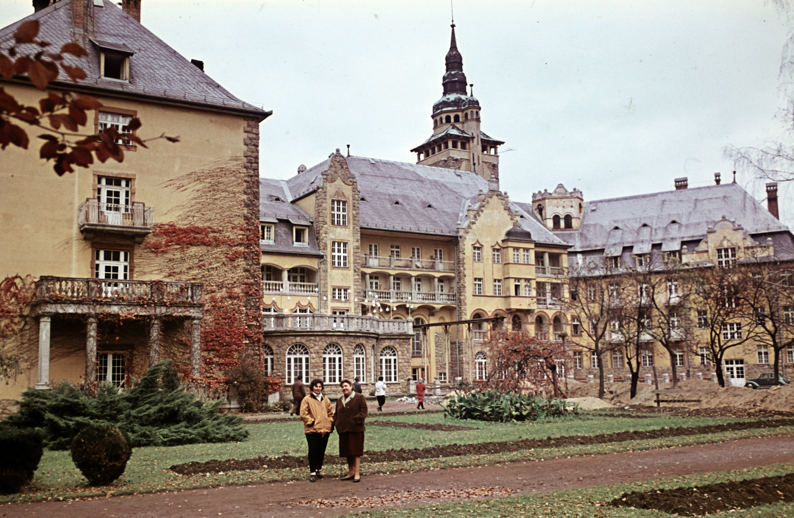 Magyarország, Miskolc,Lillafüred, a Palotaszálló a park felől., 1965, Szilvási hagyaték, színes, szálloda, kastély, Fortepan #270023