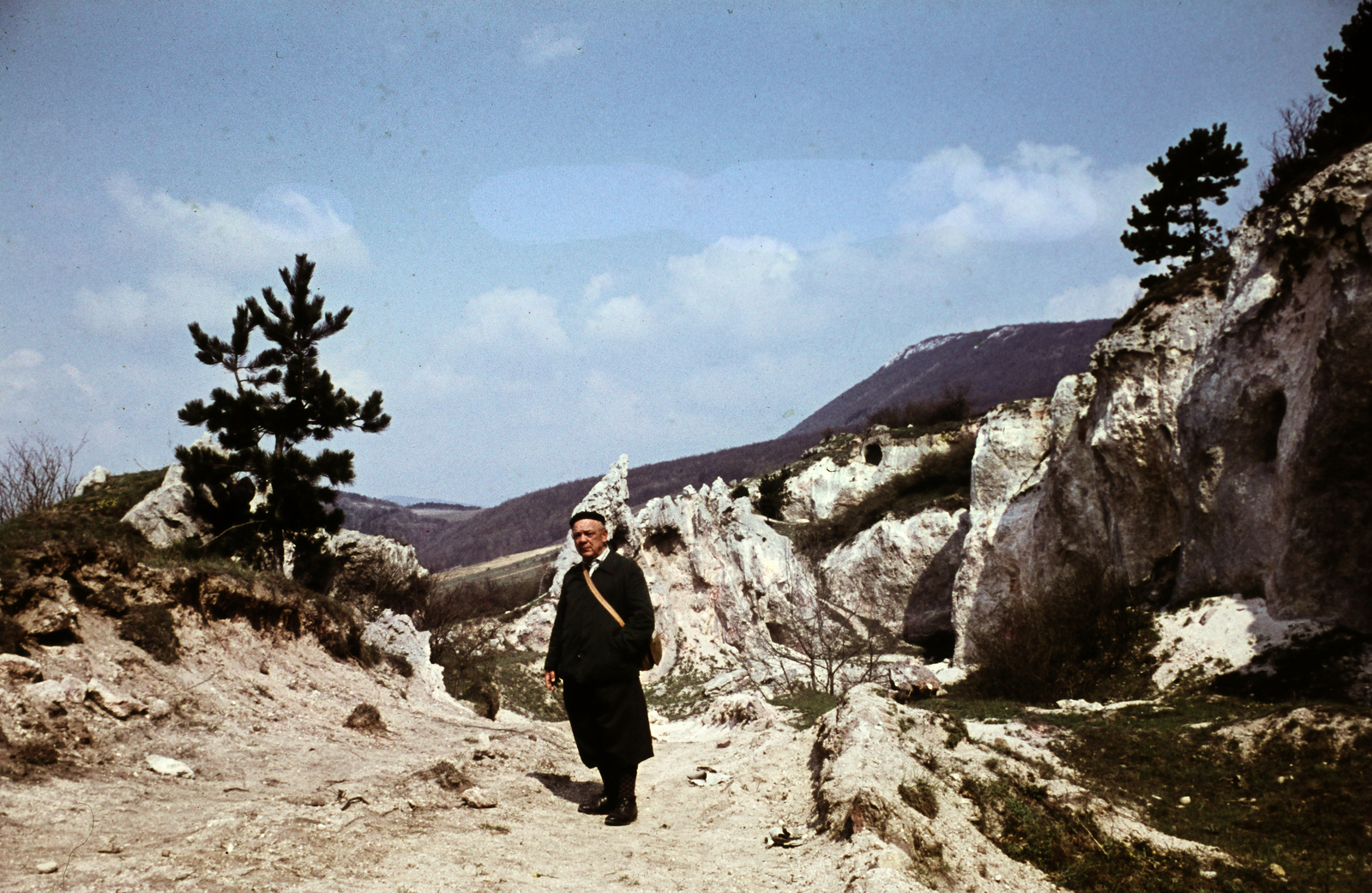 Magyarország, Pilisborosjenő, a felvétel az egykori dolomitbányában készült, háttérben a Teve-szikla. Távolban jobbra a Nagy-Kevély., 1962, Szilvási hagyaték, színes, Fortepan #270027