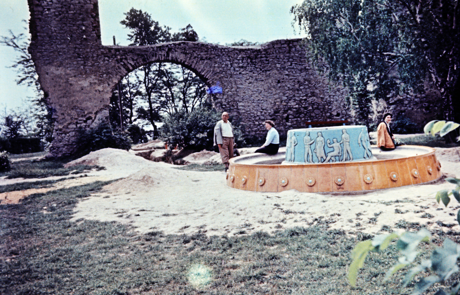 Hungary, Pécs, Tettye városrész, Tettyei díszkút (Török János, 1958.) a püspöki nyaraló romjánál., 1962, Szilvási hagyaték, ruins, colorful, Fortepan #270028