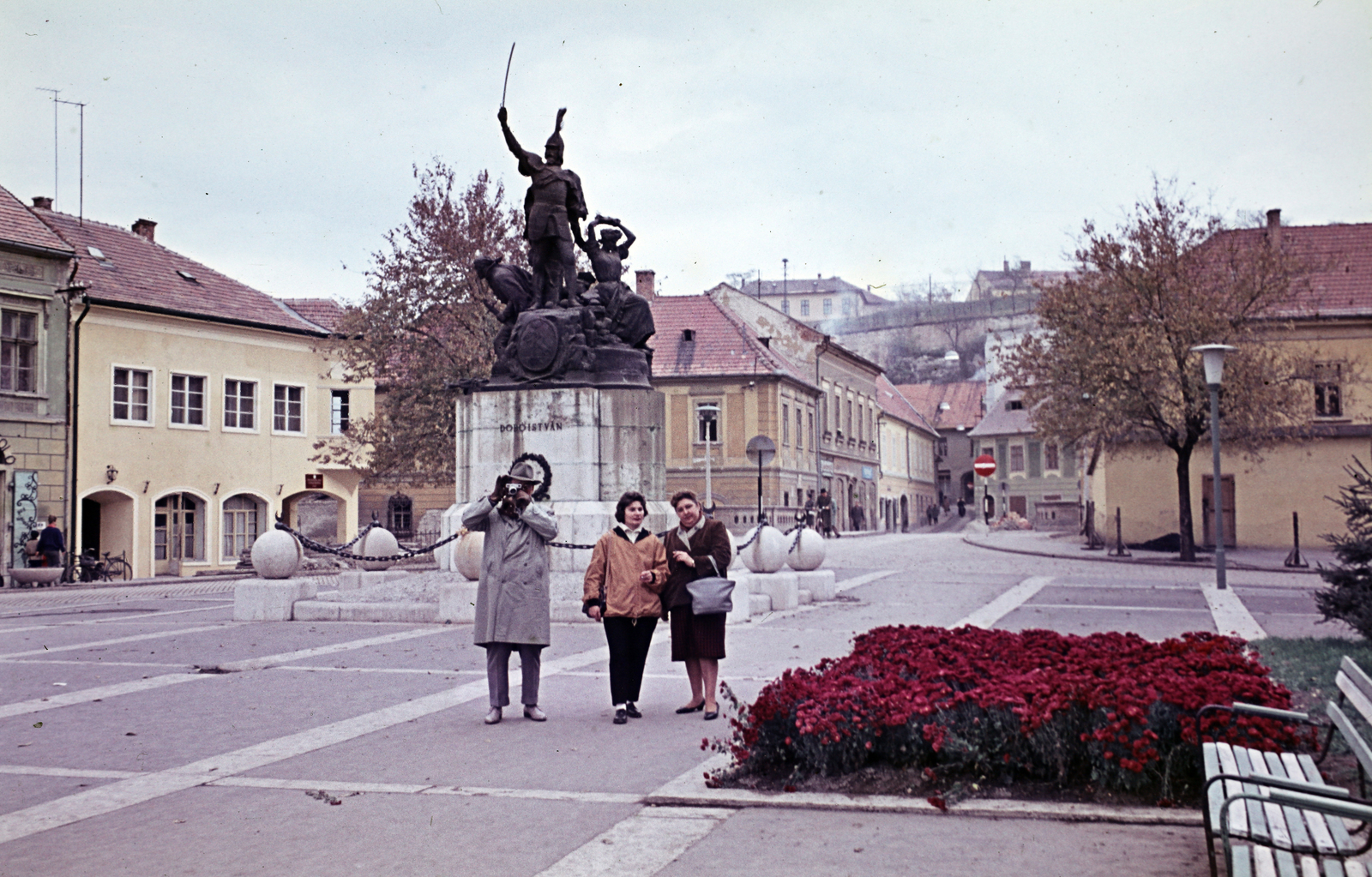 Magyarország, Eger, Dobó István tér, Dobó István szobra (Stróbl Alajos, 1907.)., 1962, Szilvási hagyaték, egér, virág, tér, szobor, színes, Fortepan #270029