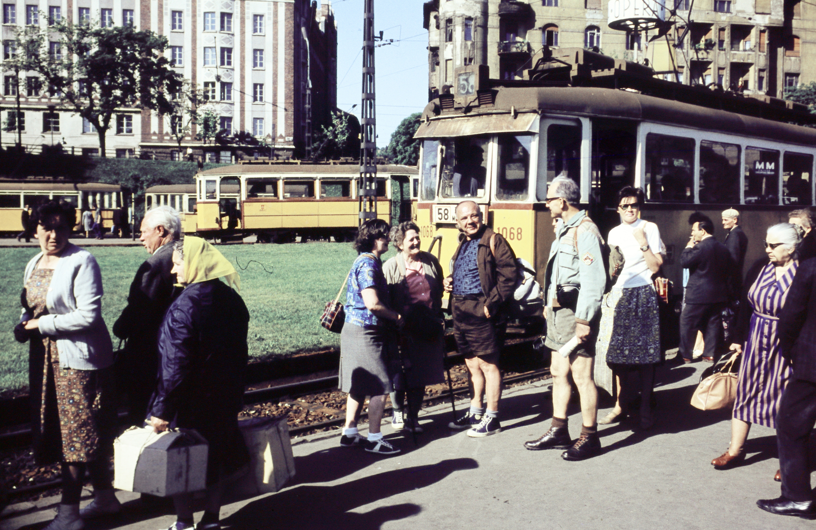 Magyarország, Budapest XII.,Budapest II., Széll Kálmán (Moszkva) tér, balra a háttérben a Postapalota., 1964, Szilvási hagyaték, Best of, villamos, BKVT V-típus, Budapest, színes, Fortepan #270032
