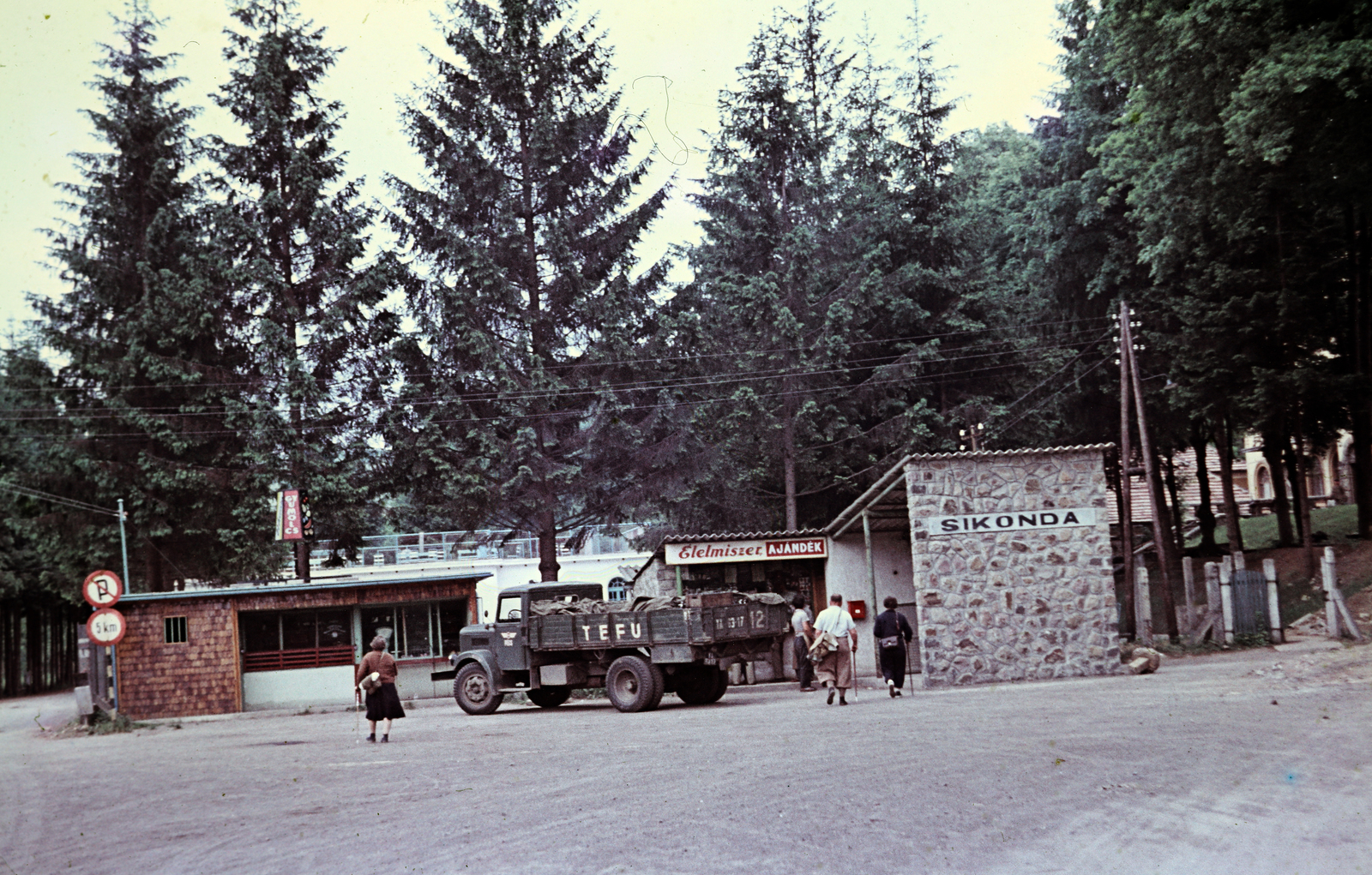 Magyarország, Komló, Sikonda, szemben a fák mögött a gyógyfürdő, jobbra a Szanatórium részlete látható., 1962, Szilvási hagyaték, épület, fa, teherautó, színes, Fortepan #270036