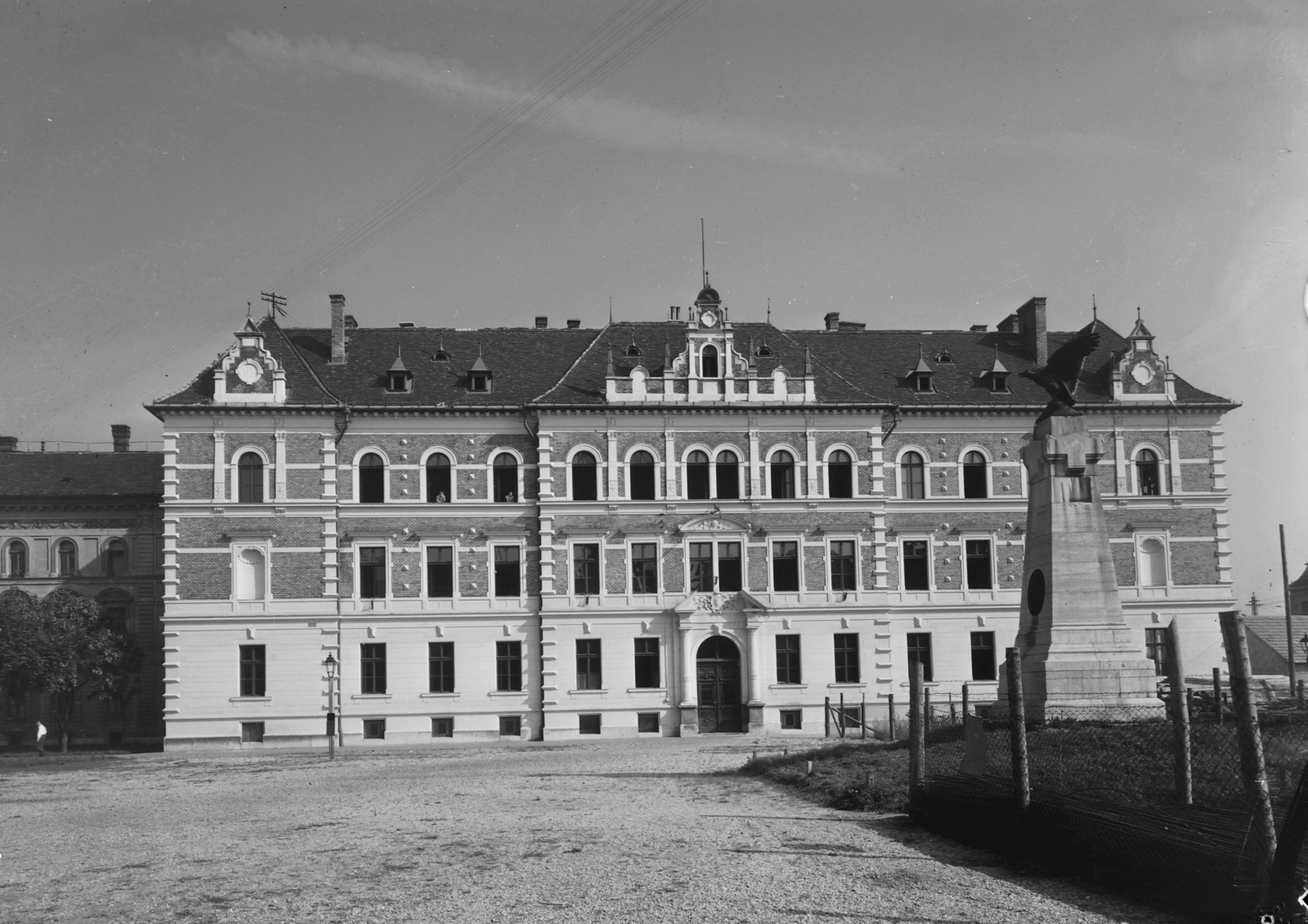 Magyarország, Győr, Honvéd-liget. Révai Gimnázium és Honvéd-emlékmű., 1955, UVATERV, iskola, gimnázium, szobor, Fortepan #27004