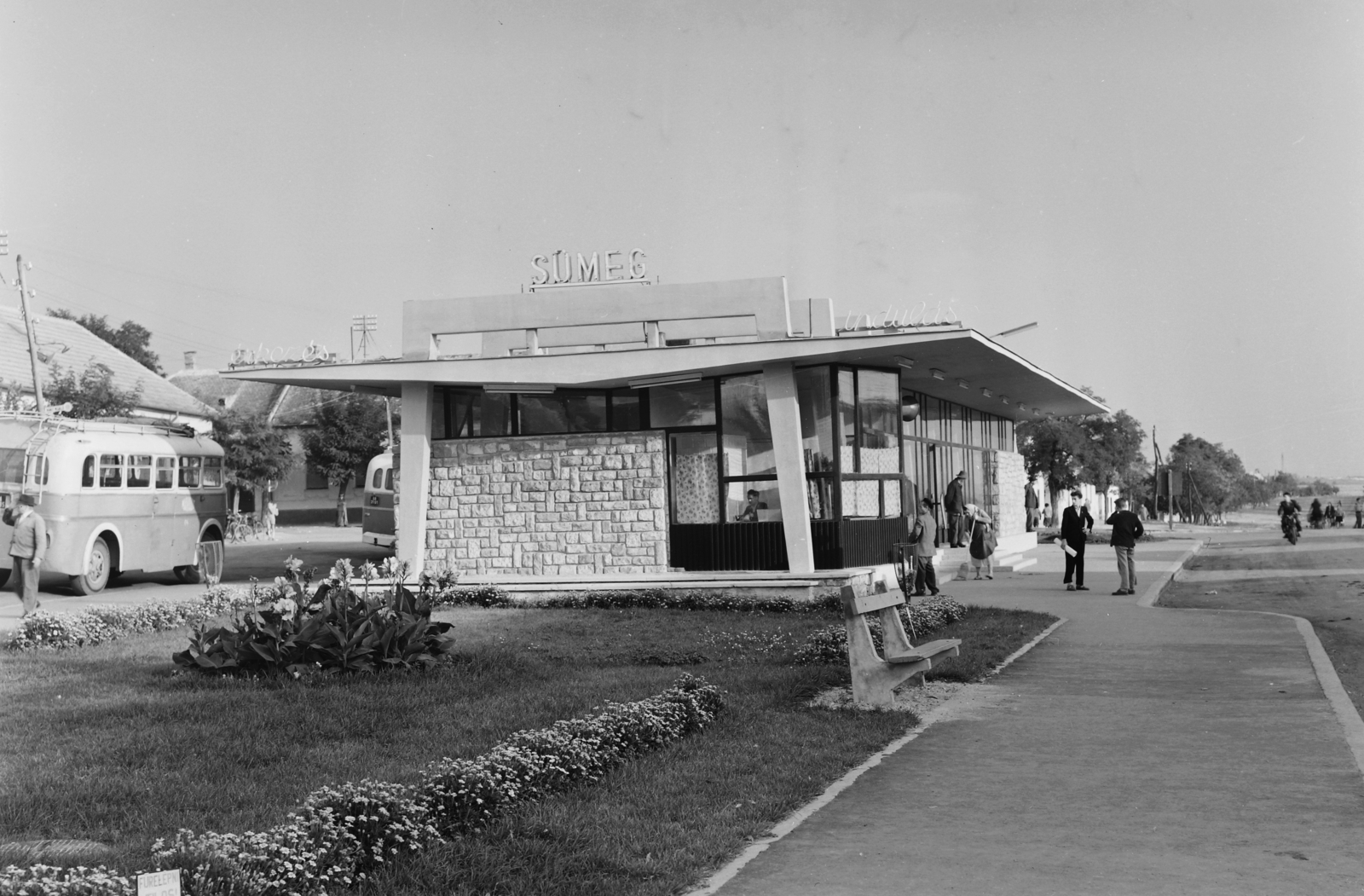 Hungary, Sümeg, Flórián tér, autóbusz-pályaudvar., 1961, UVATERV, bus, MÁVAUT-organisation, bus terminal, place-name signs, bus stop, Fortepan #27006