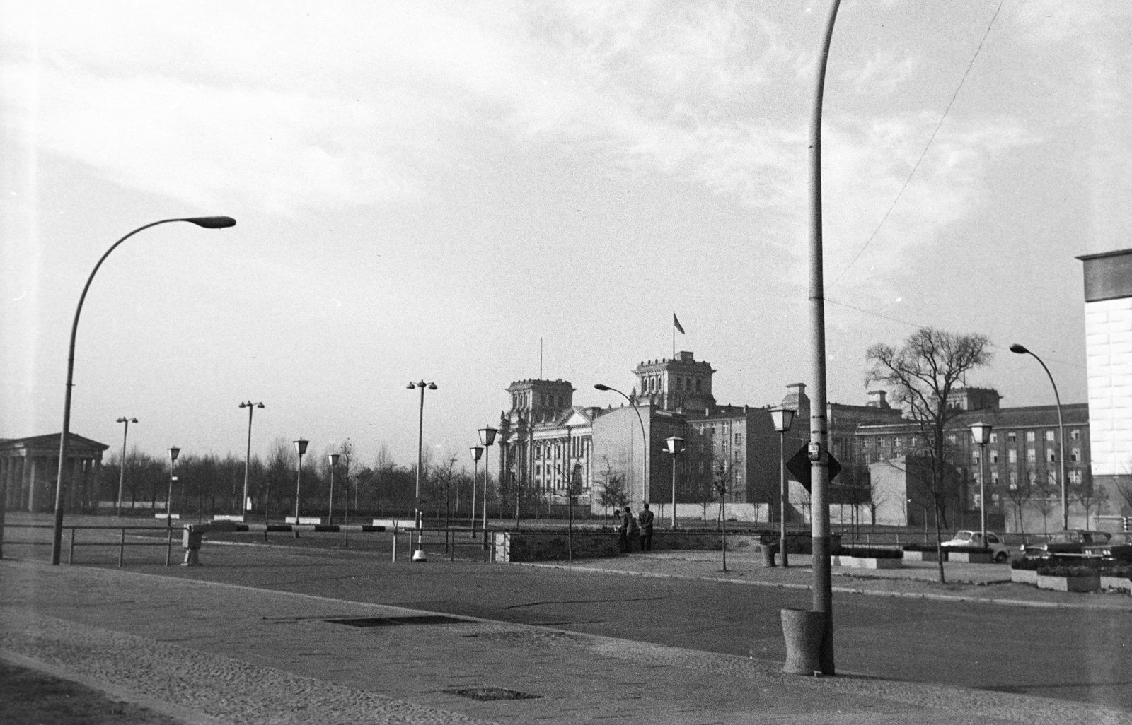 Germany, Berlin, Kelet-Berlin, Pariser Platz, a háttérben a nyugat-berlini oldalon a Reichstag épülete., 1970, Ungár Nóra, Fortepan #270064