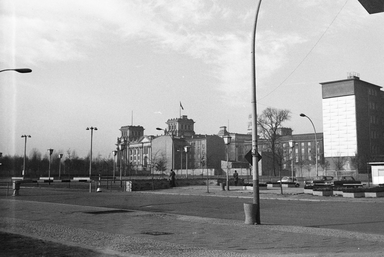 Germany, Berlin, Kelet-Berlin, Pariser Platz, a háttérben a nyugat-berlini oldalon a Reichstag épülete., 1970, Ungár Nóra, Fortepan #270065
